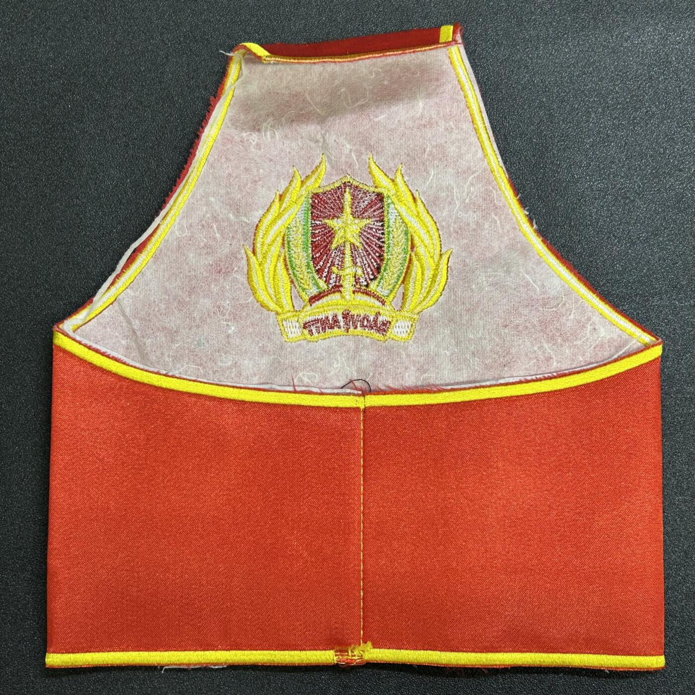 西秦中古拍卖第六十七期 越南基层安全维护部队臂章 是不脱产的群众武装力量，由政府和人民委员会管理控制，接受各级军事机关指导和直接指挥。