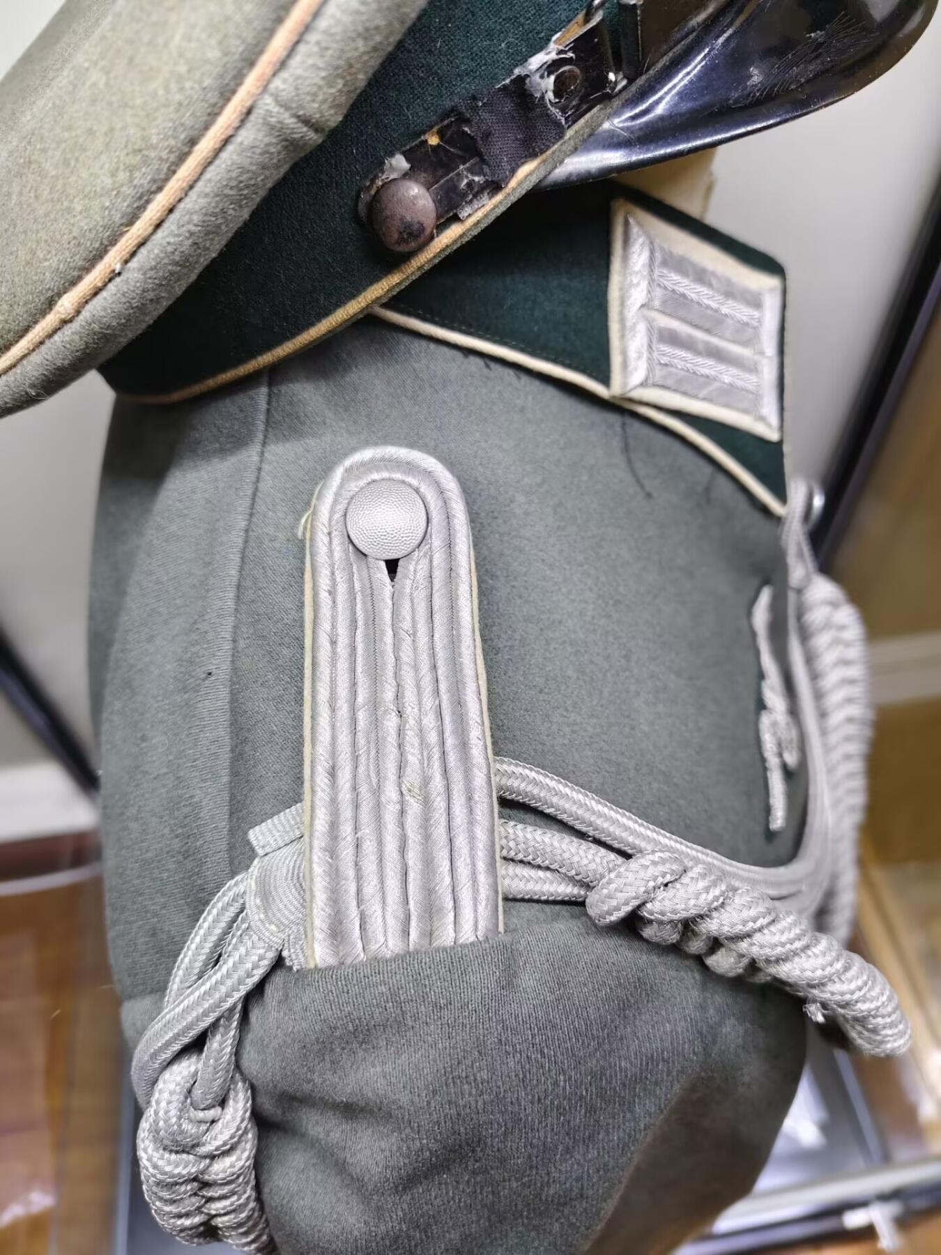 德三Heer 陆军步兵少尉m35礼服。 非常漂亮精致的中礼服，高质量细斜纹制成，可挂略章，步突，胸鹰保存完好无虫蛀，礼服索很好中尉肩章领章搭配，内部带有内腰带，左边内胳膊内衬有一定破损 大檐帽使用斜纹毛尼制成，59头围大尺码，里面的标保存很好，汗圈完好