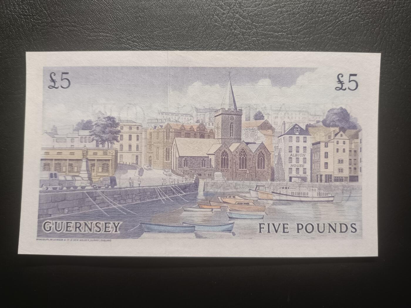 2025十一月第七期，总205期 根西岛1969版5镑UNC，经典的赫姆港彩背城景图
