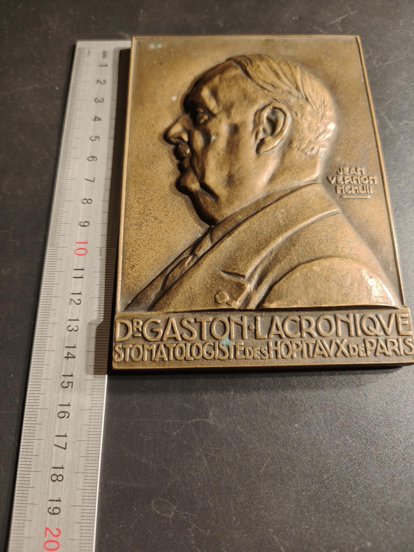 老王徽章第166期 法国口腔医学家加斯顿·拉克罗尼克方形大铜章    少见超大尺寸15×10cm.   重量1020g.    大师维农作品