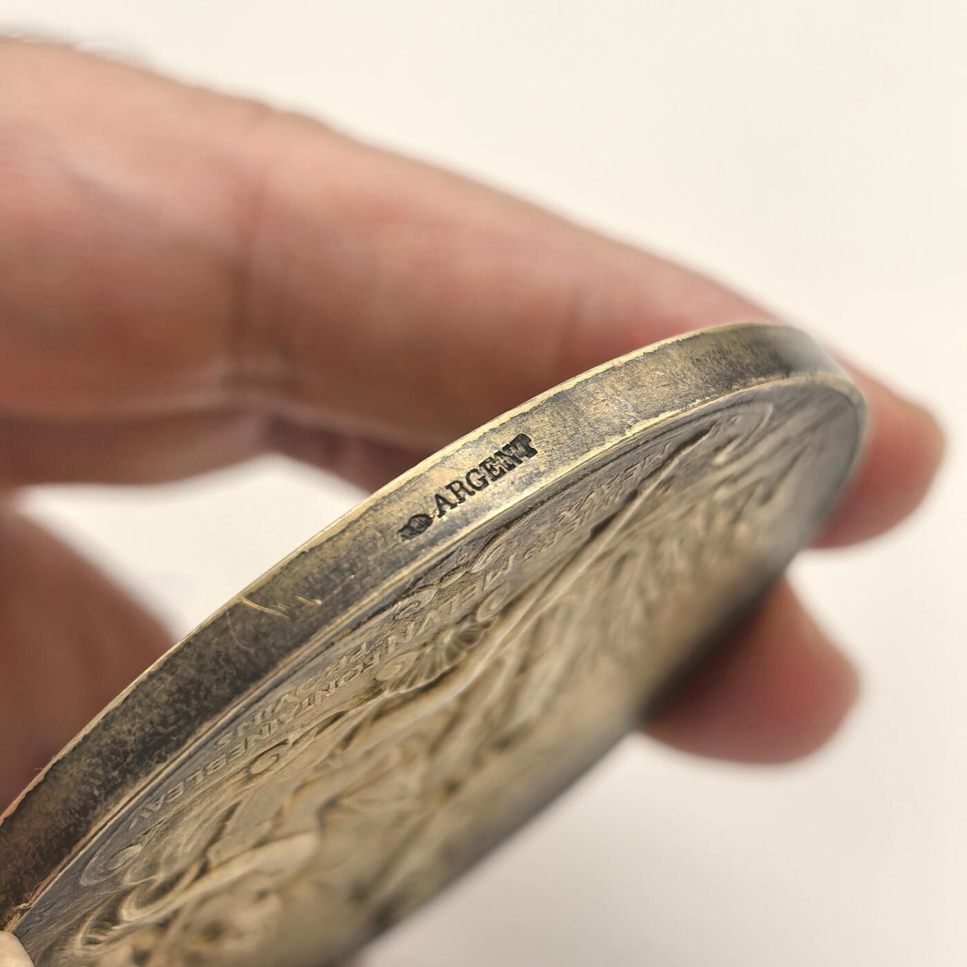 博洋堂世界钱币拍卖第149期（全场包邮） 法国新艺术时期财富双女神银章，直径63mm，重约117克，雕刻极其精美，画面感极丰富的一枚银章，银镀金版，背面无刻字，极其罕见的一枚奖章