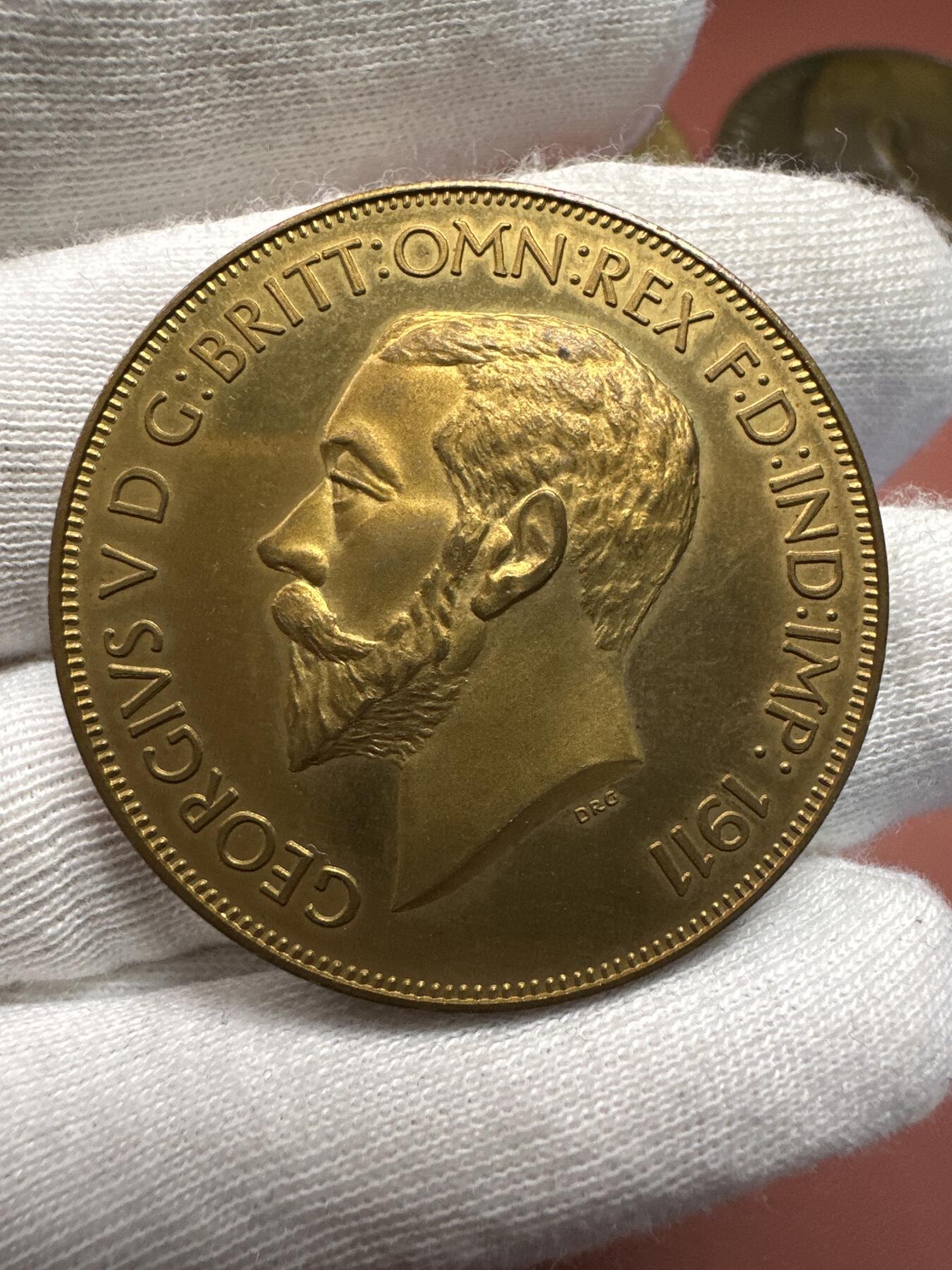 12.4铜章专场 1911年乔治五世加冕纪念铜章 背三花神 稀少样币