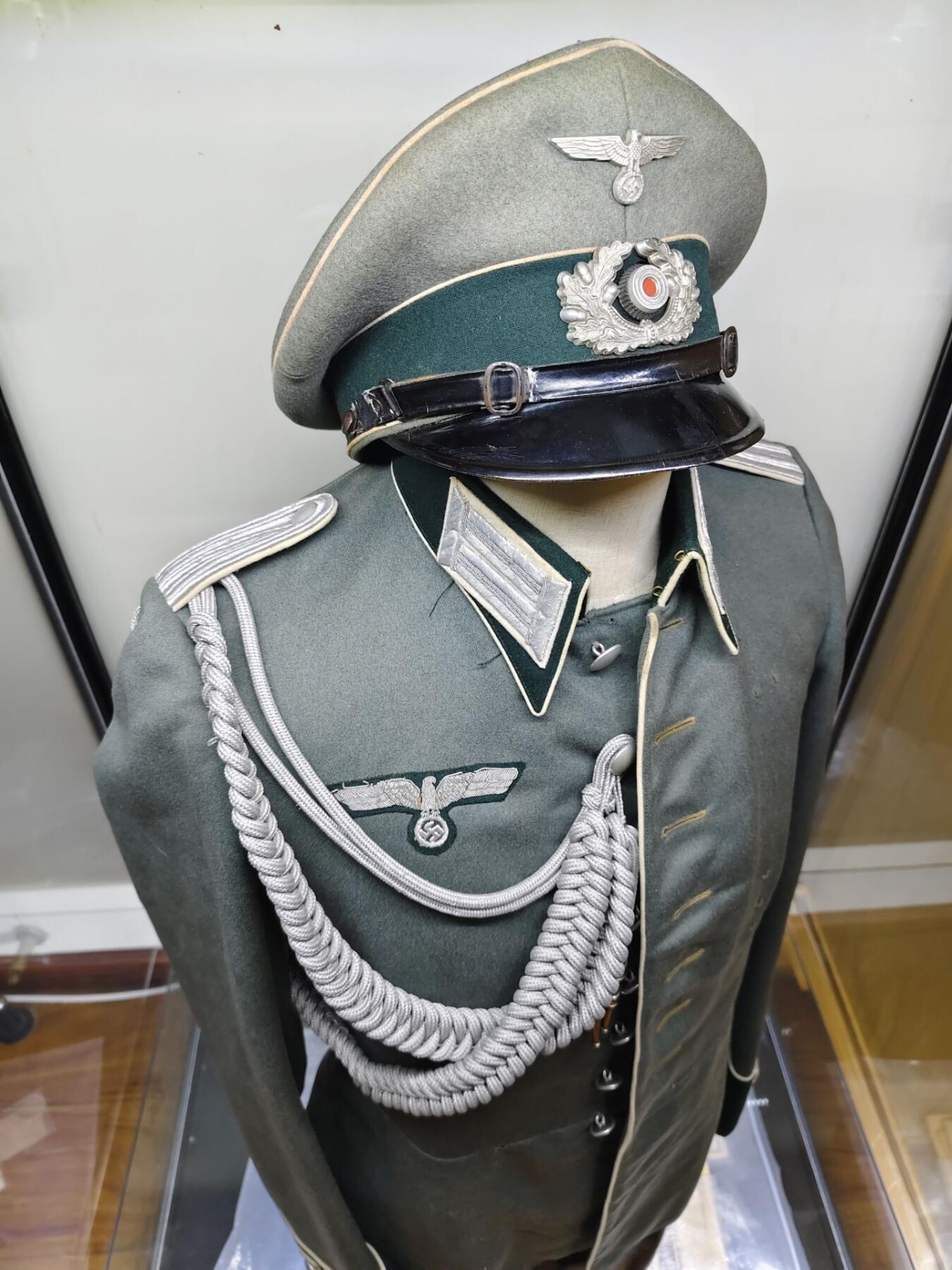 德三Heer 陆军步兵少尉m35礼服。 非常漂亮精致的中礼服，高质量细斜纹制成，可挂略章，步突，胸鹰保存完好无虫蛀，礼服索很好中尉肩章领章搭配，内部带有内腰带，左边内胳膊内衬有一定破损 大檐帽使用斜纹毛尼制成，59头围大尺码，里面的标保存很好，汗圈完好