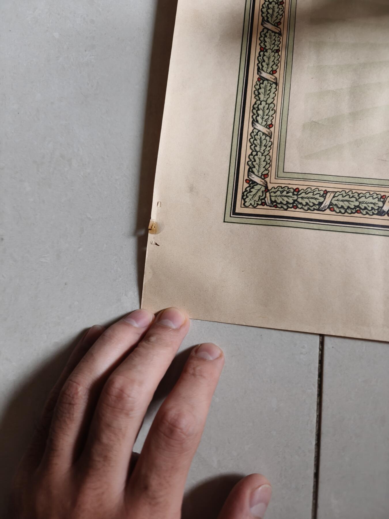 老王徽章第166期 黎巴嫩骑士级雪松勋章     原盒带证书（左下角有点小折损）和一点获得者的剪报    颁发于1965年     获得者为法国人皮埃尔•德莱唐先生      最后一张为简要履历翻译 