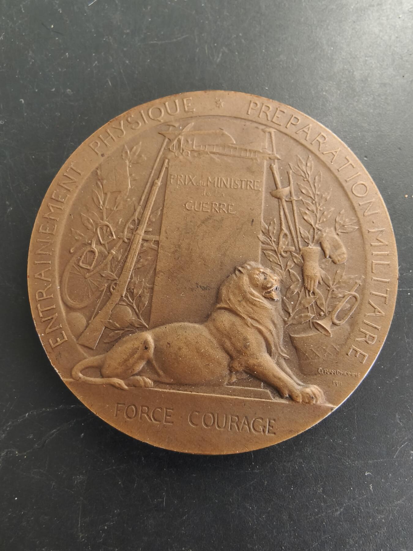 老王徽章第166期 法国战争部战争准备大铜章     原盒     直径50mm.    重量67.4g