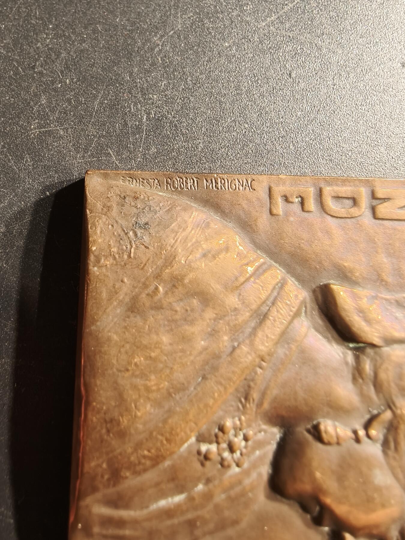 老王徽章第166期 法国诺曼底女性方形大铜章    高浮雕    尺寸64×43mm.    重量107.4g