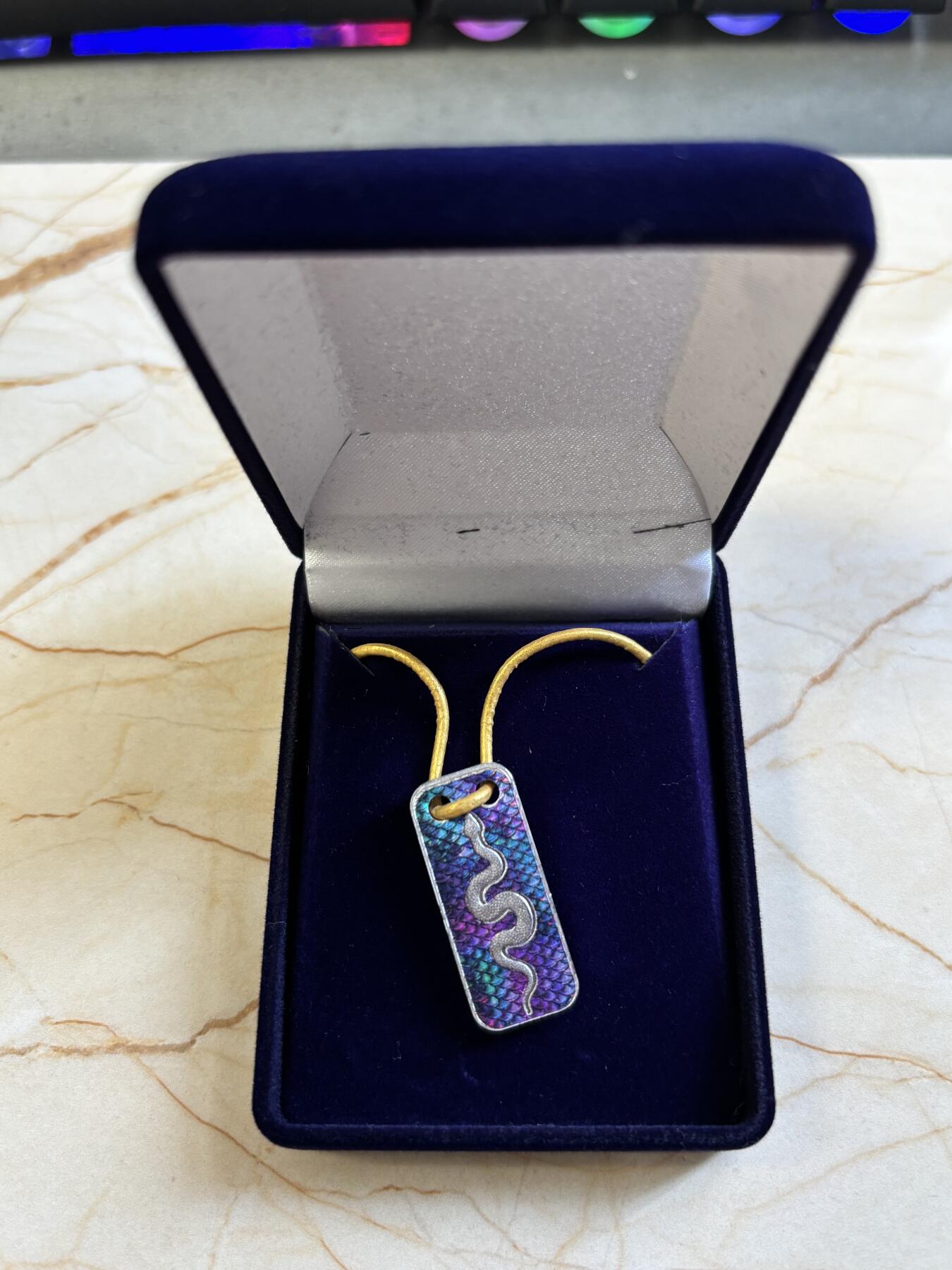 第183期拍卖 喀麦隆2025年中国生肖系列蛇年吊坠纪念彩色银币，999银，发行777枚，10克