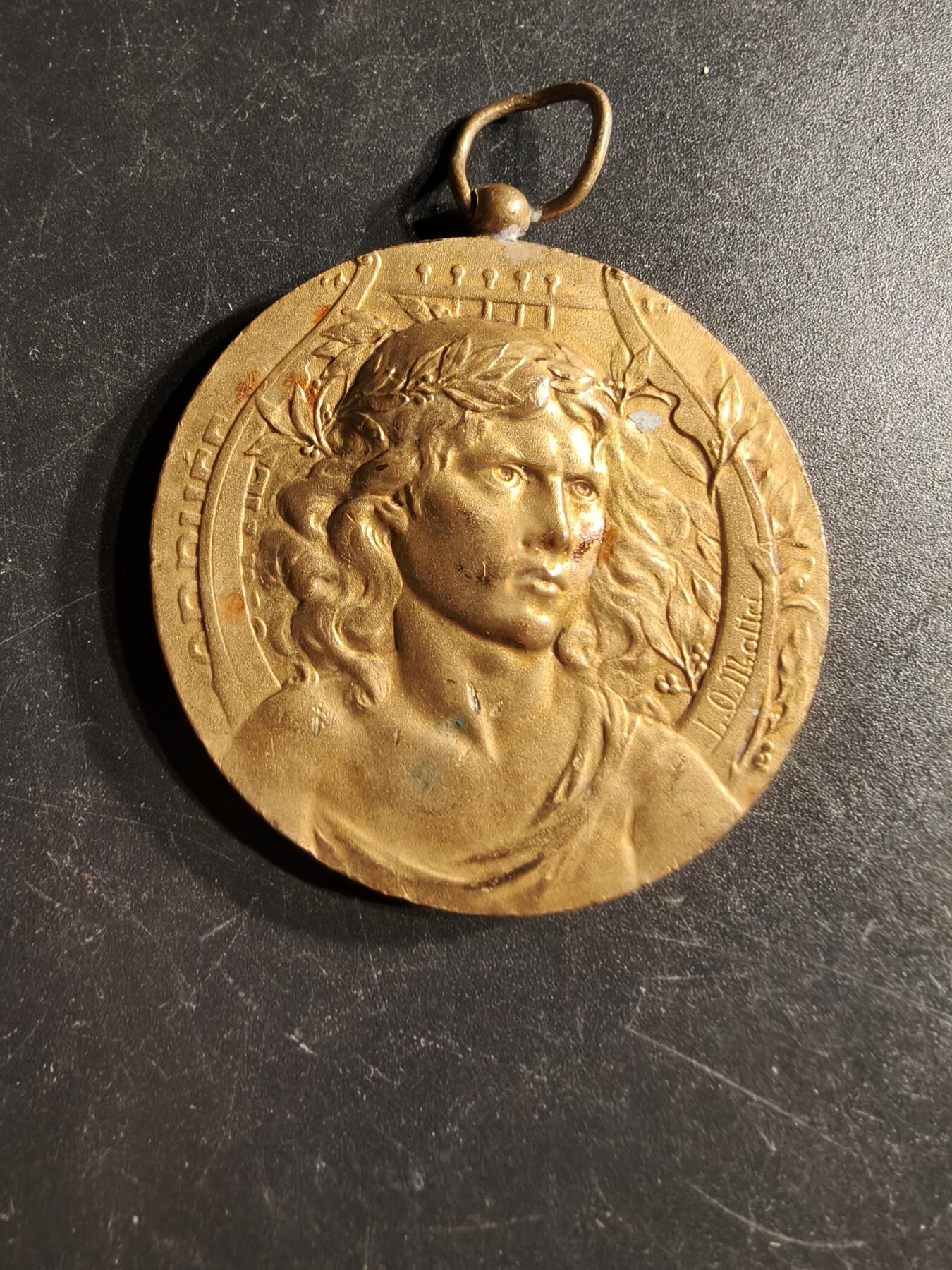 老王徽章第166期 法国孚日体育联盟镀金铜奖章     直径46mm.    重量38.7g