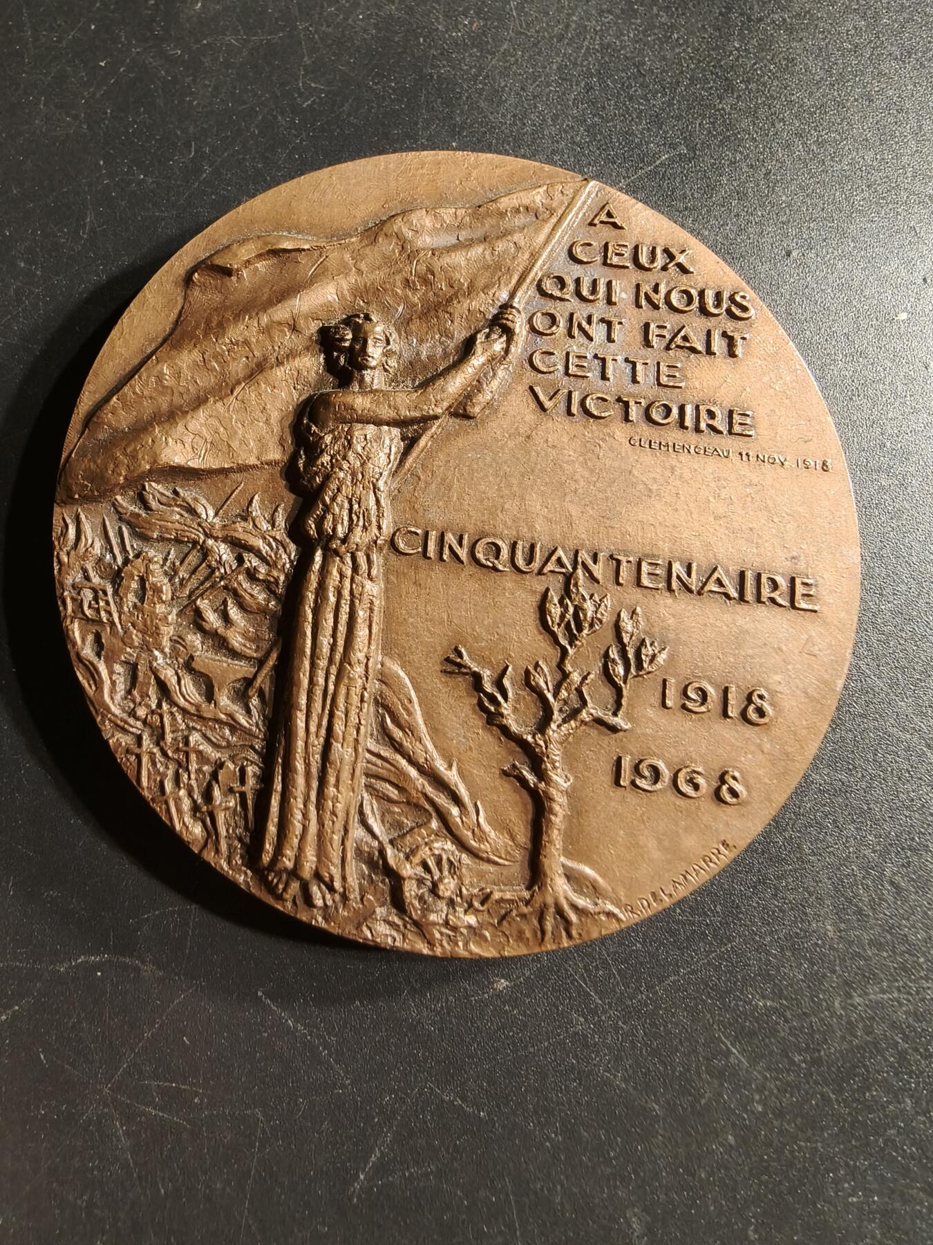 老王徽章第166期 法国一战胜利50周年大铜章     直径68mm.   重量173.2g.     手持旗帜的胜利女神形象