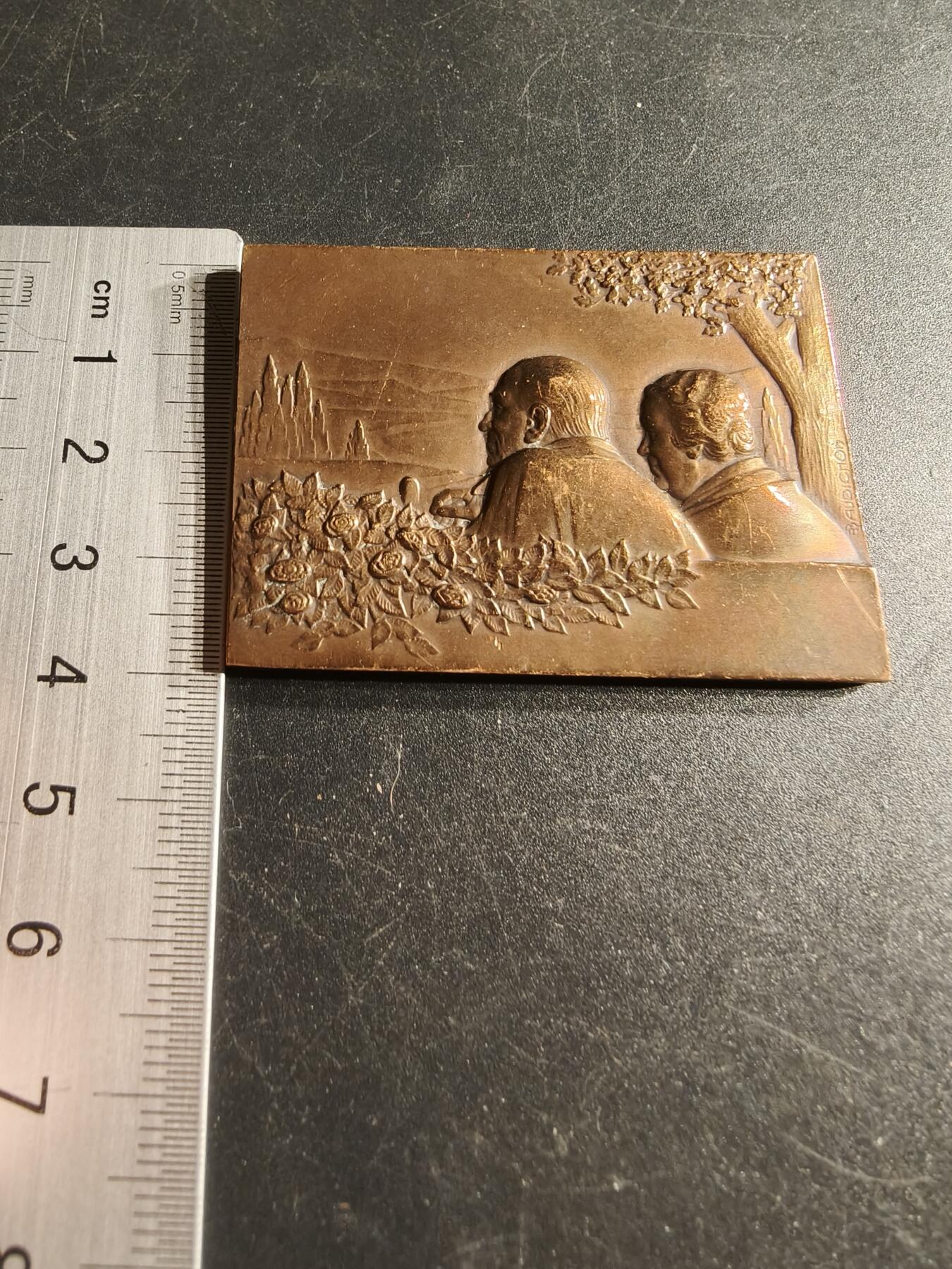 老王徽章第166期 法国金婚方形大铜章     尺寸55×40mm.   重量62g