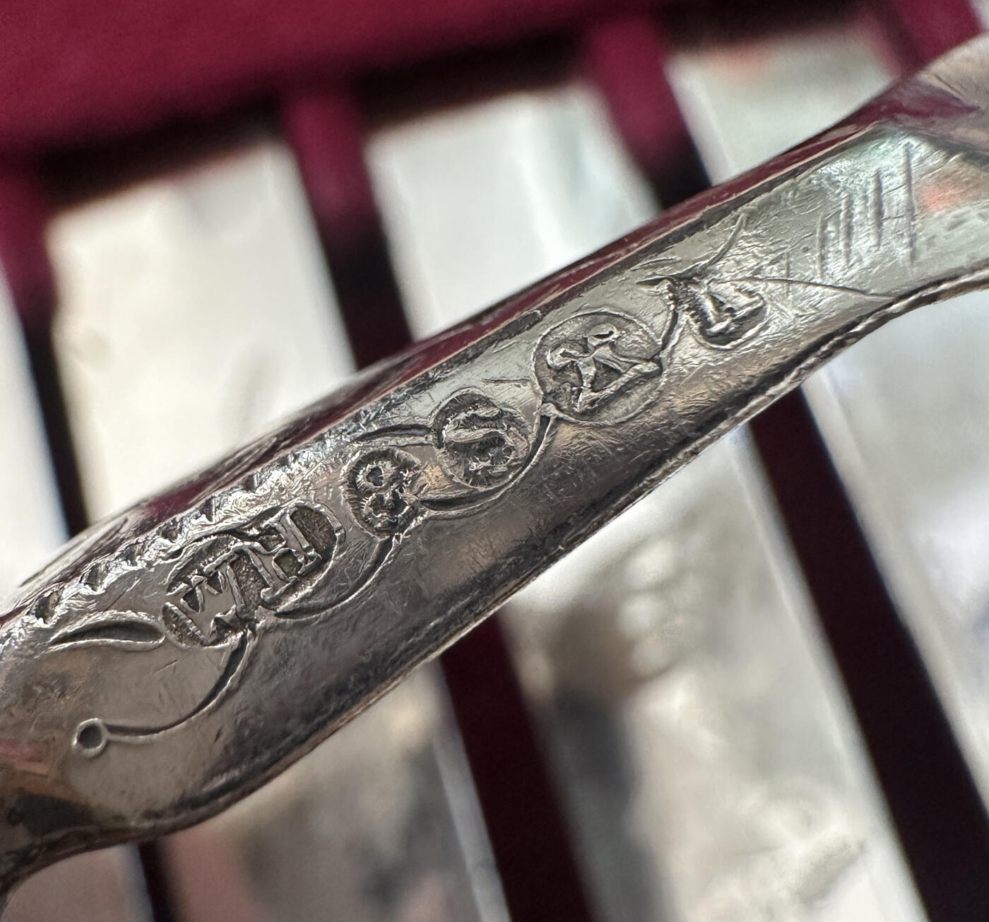 【俄甄集藏】2025年(045)12-03 星期三 晚 19:30 全场包邮 英国伦敦1870-1893年威廉·胡顿&父子制银公司出品古董刻花白色珍贵材料柄镀银餐刀、餐叉24支一套，原木盒，刀长：215mm，叉长：180mm，总重量：851克，设计精美，保存完好