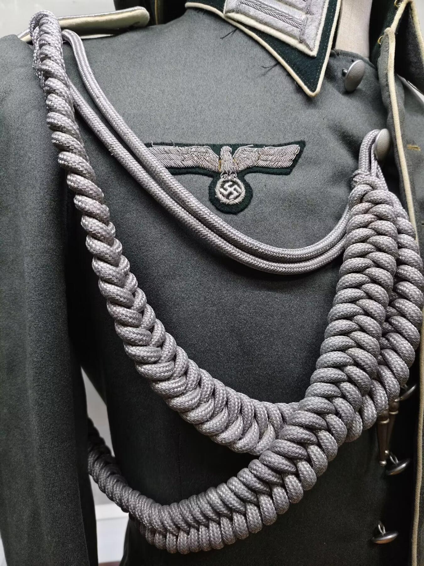 德三Heer 陆军步兵少尉m35礼服。 非常漂亮精致的中礼服，高质量细斜纹制成，可挂略章，步突，胸鹰保存完好无虫蛀，礼服索很好中尉肩章领章搭配，内部带有内腰带，左边内胳膊内衬有一定破损 大檐帽使用斜纹毛尼制成，59头围大尺码，里面的标保存很好，汗圈完好