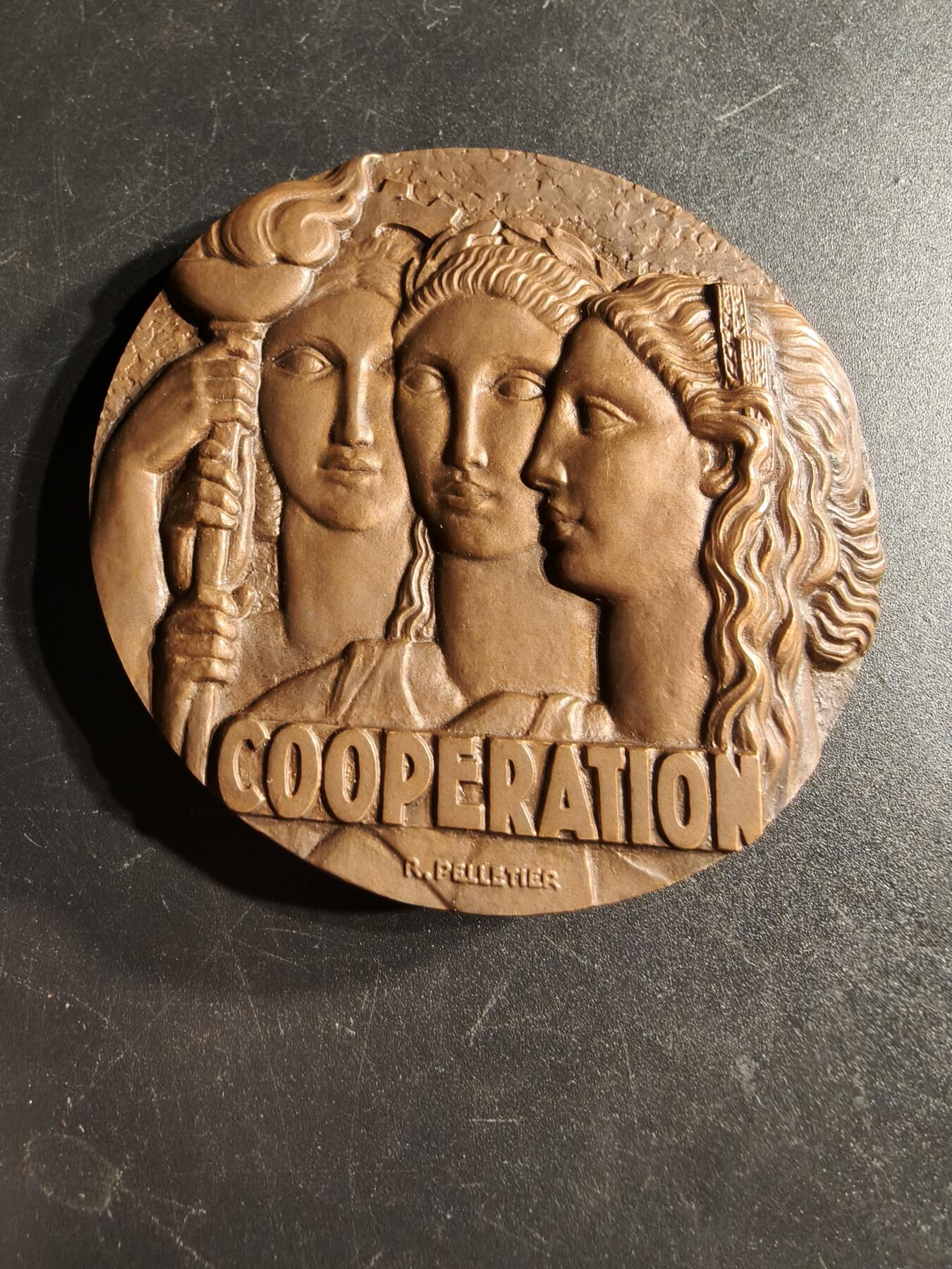 老王徽章第166期 法国互助会大铜章    高浮雕     “人人为我，我为人人”      直径68mm.    重量198.6g