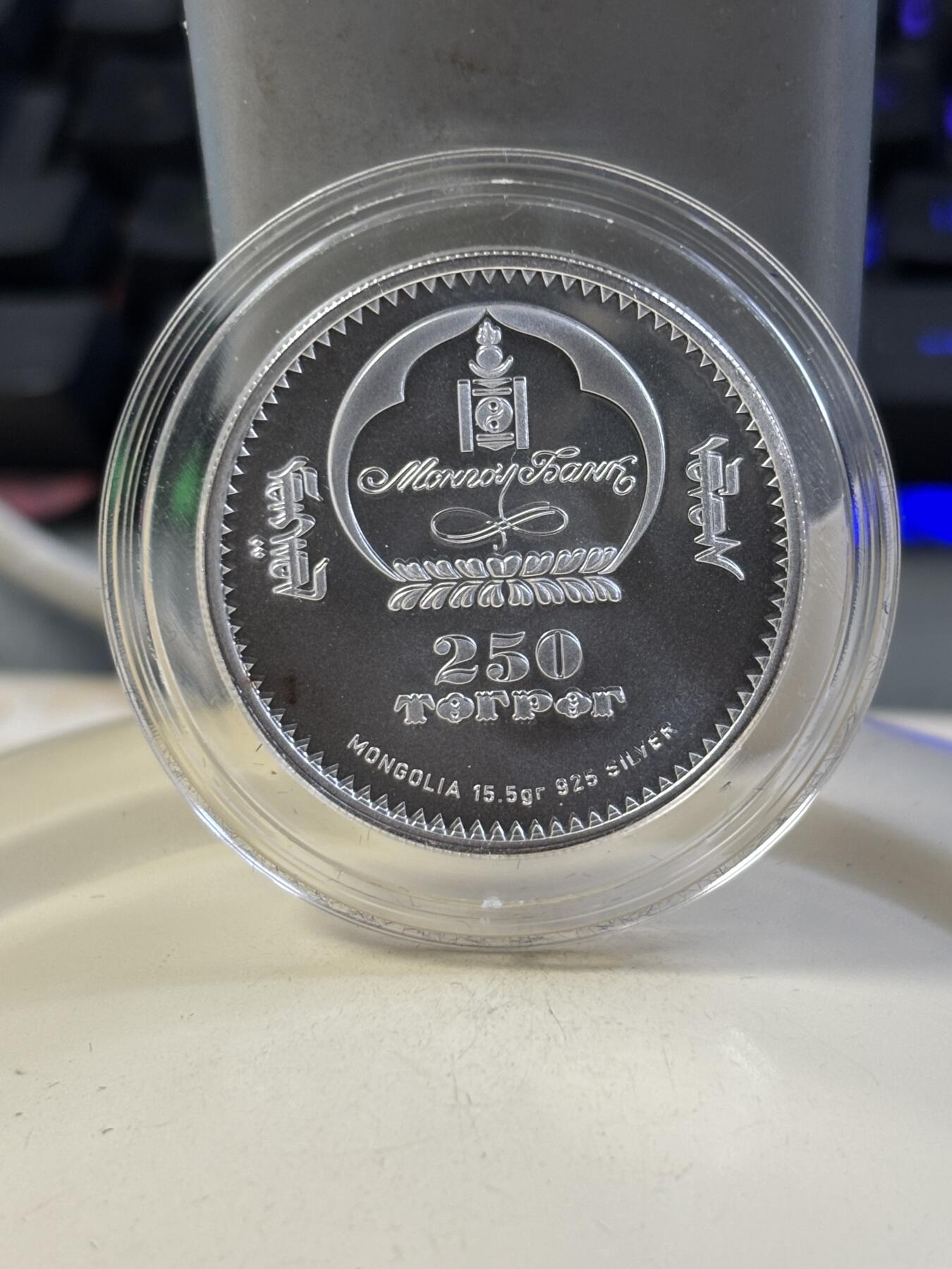 第183期拍卖 蒙古2007年十二星座系列双鱼座半盎司仿古镀金银币，999银镀金，发行7000枚，有氧化