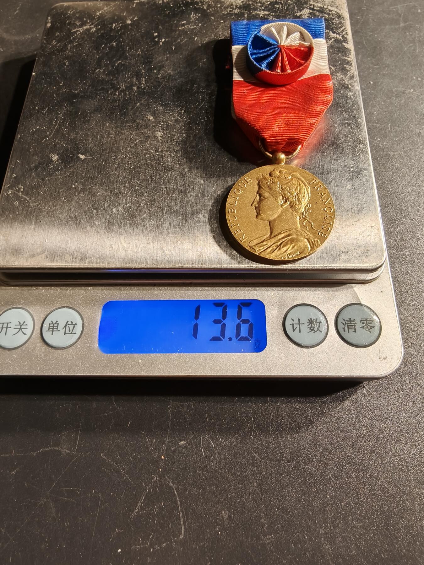 老王徽章第166期 法国金级劳工奖章    950银镀金    13.6g