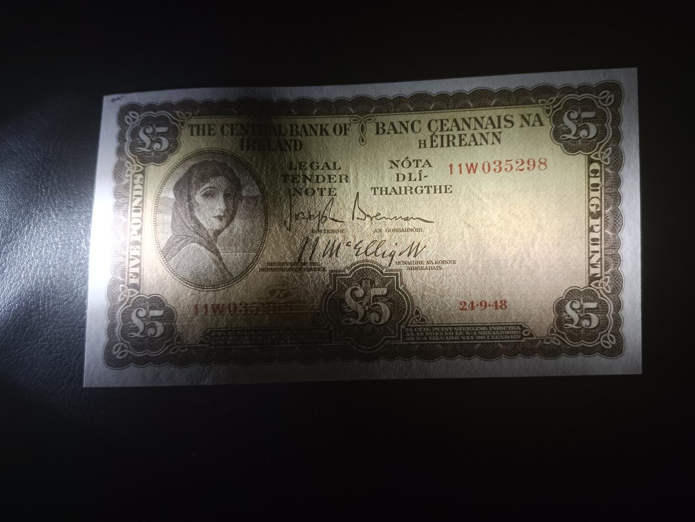 2025十一月第七期，总205期 爱尔兰1948年5镑AUNC角有洞无47，早期下方有英爱两国货币互换协议的版本，爱尔兰人格化象征“拉维利夫人”