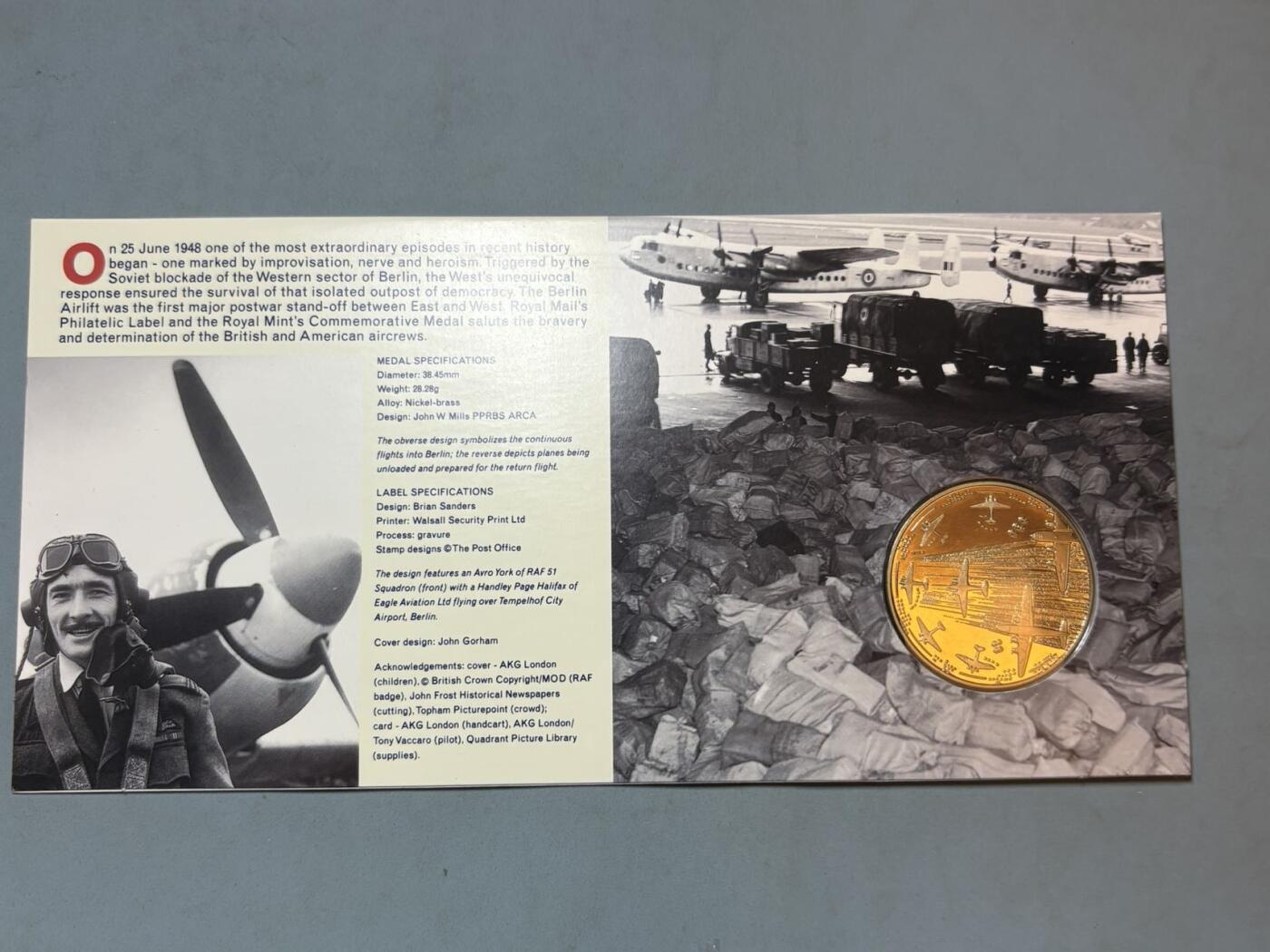 盛世勋华——号角文化勋章邮票专场拍卖第291期 英国1999年柏林危机（柏林空运成功50周年）纪念首日邮币封，包括纪念章+主题邮票+历史资料的组合类藏品，兼具历史纪念与收藏属性，纪念1948-1949年柏林空运50周年——这是二战后美苏冷战初期，西方阵营向被封锁的西柏林空运物资的行动，是冷战早期的标志性事件。限量发行，编号29500