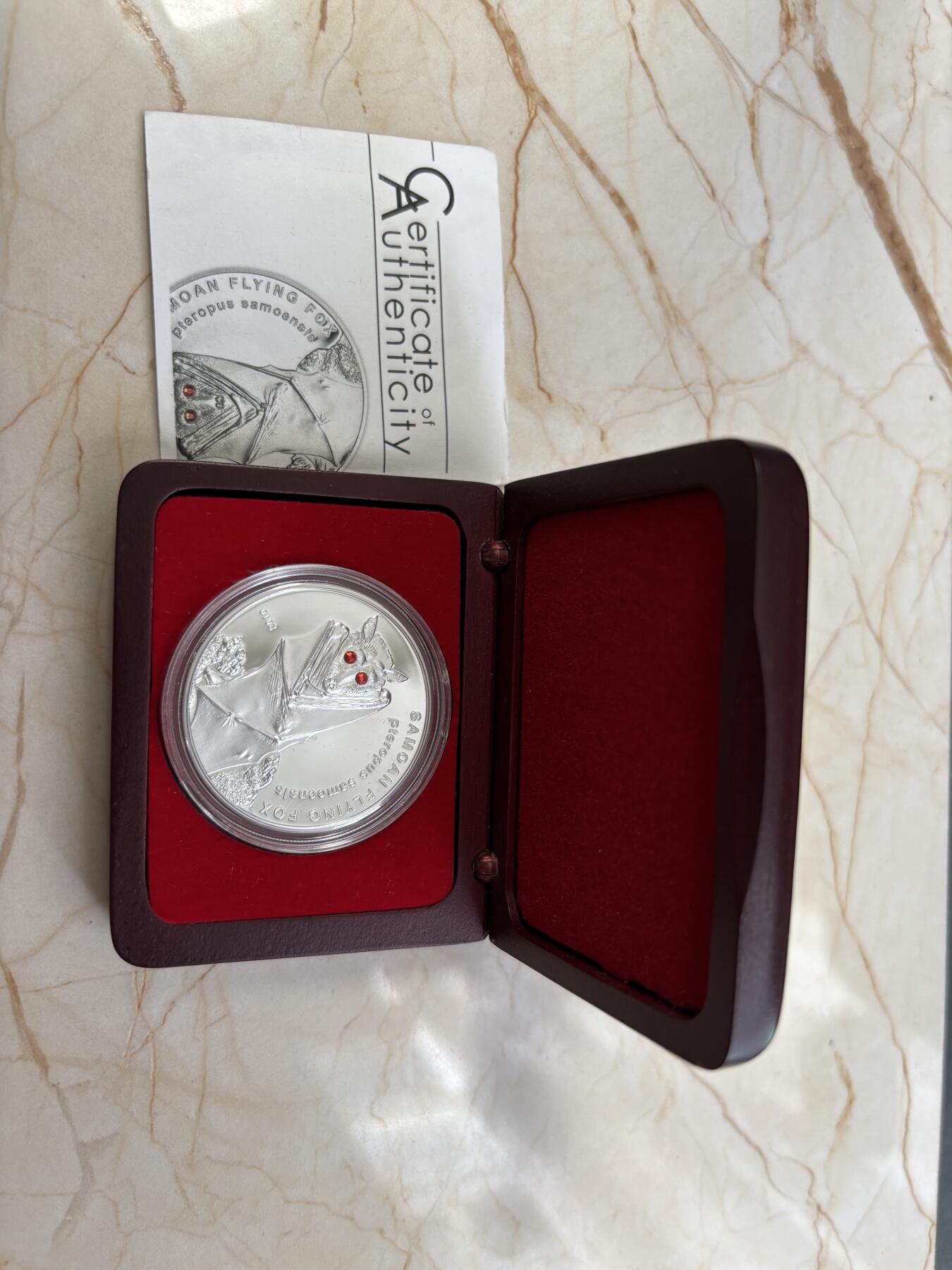 第183期拍卖 萨摩亚2010年动物系列飞狐镶嵌红水晶精制纪念银币，25克，925银，发行2500枚