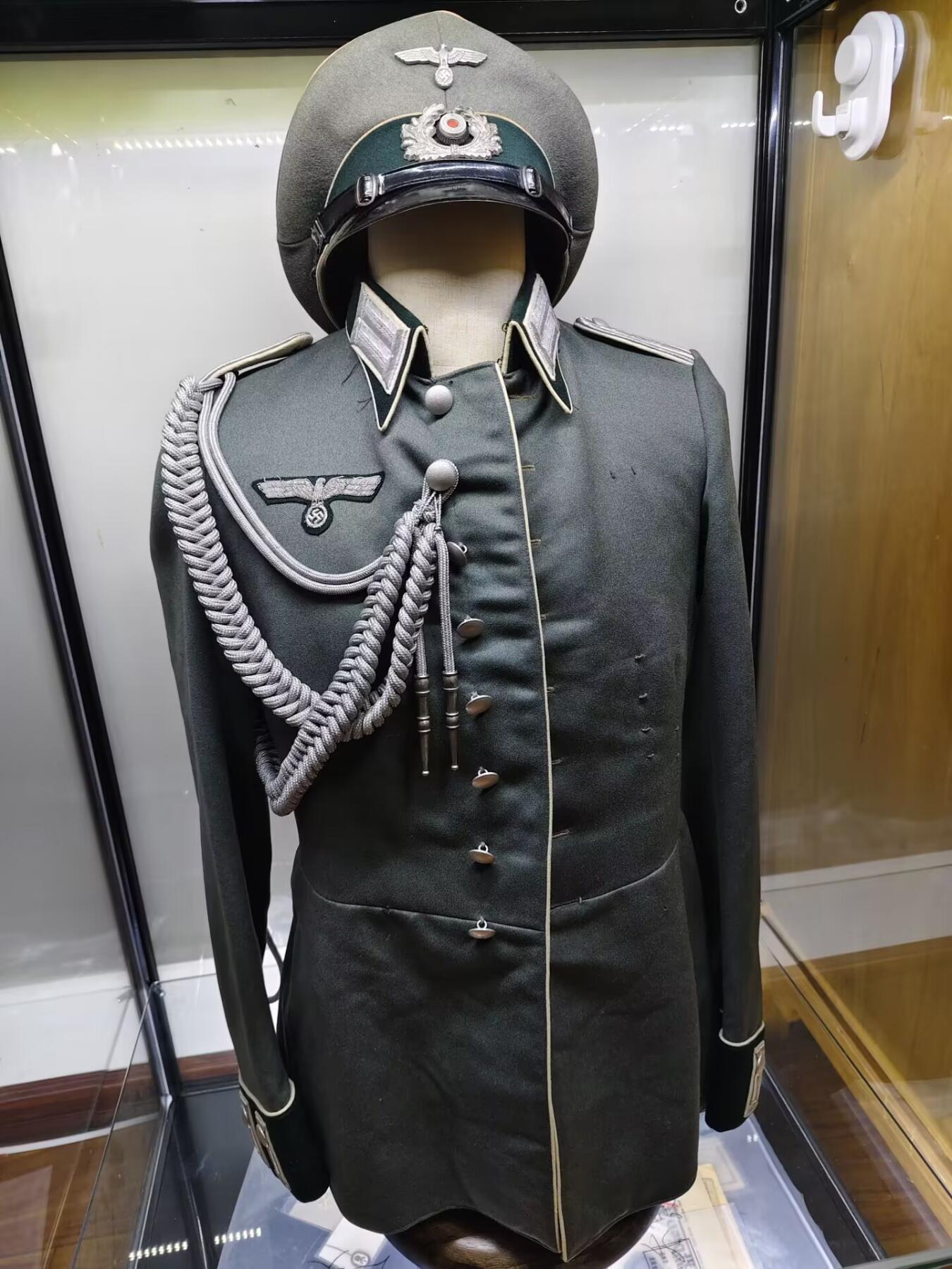 德三Heer 陆军步兵少尉m35礼服。 非常漂亮精致的中礼服，高质量细斜纹制成，可挂略章，步突，胸鹰保存完好无虫蛀，礼服索很好中尉肩章领章搭配，内部带有内腰带，左边内胳膊内衬有一定破损 大檐帽使用斜纹毛尼制成，59头围大尺码，里面的标保存很好，汗圈完好