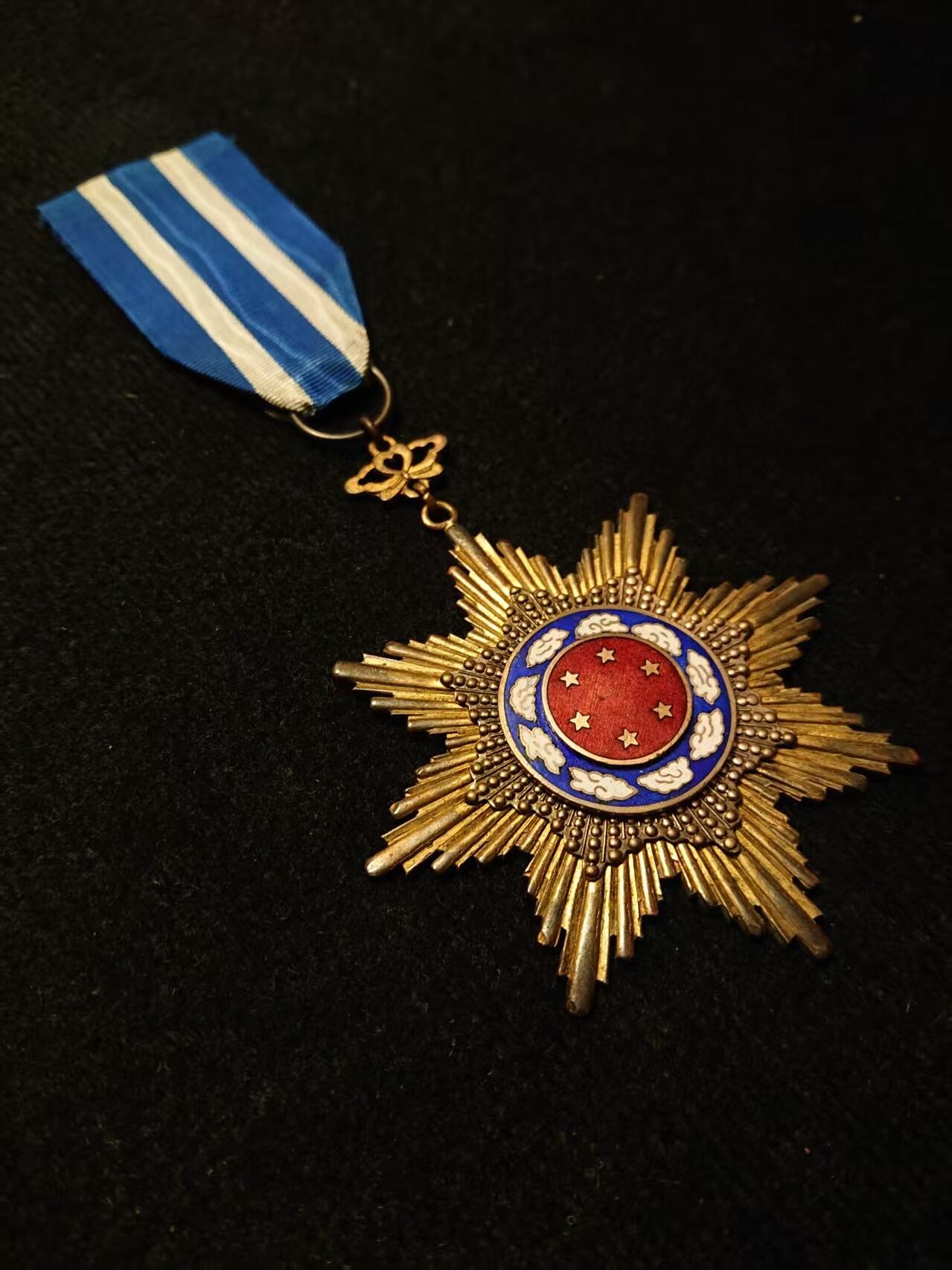 【第貳場】近代勋奖章徽章服饰杂项专场 抗战烽火 和平还都—国民政府同光勋章