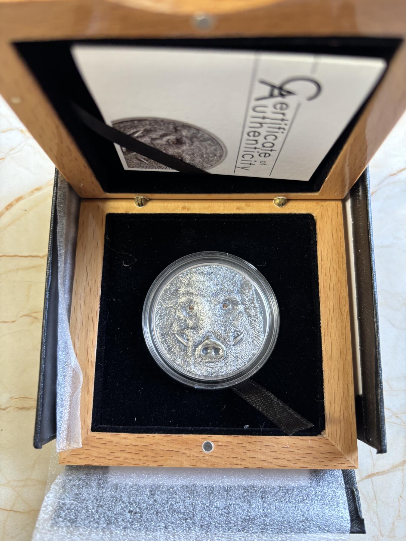 第183期拍卖 蒙古2018年珍稀动物系列野猪镶嵌水晶仿古纪念银币，1盎司，发行2500枚，999银