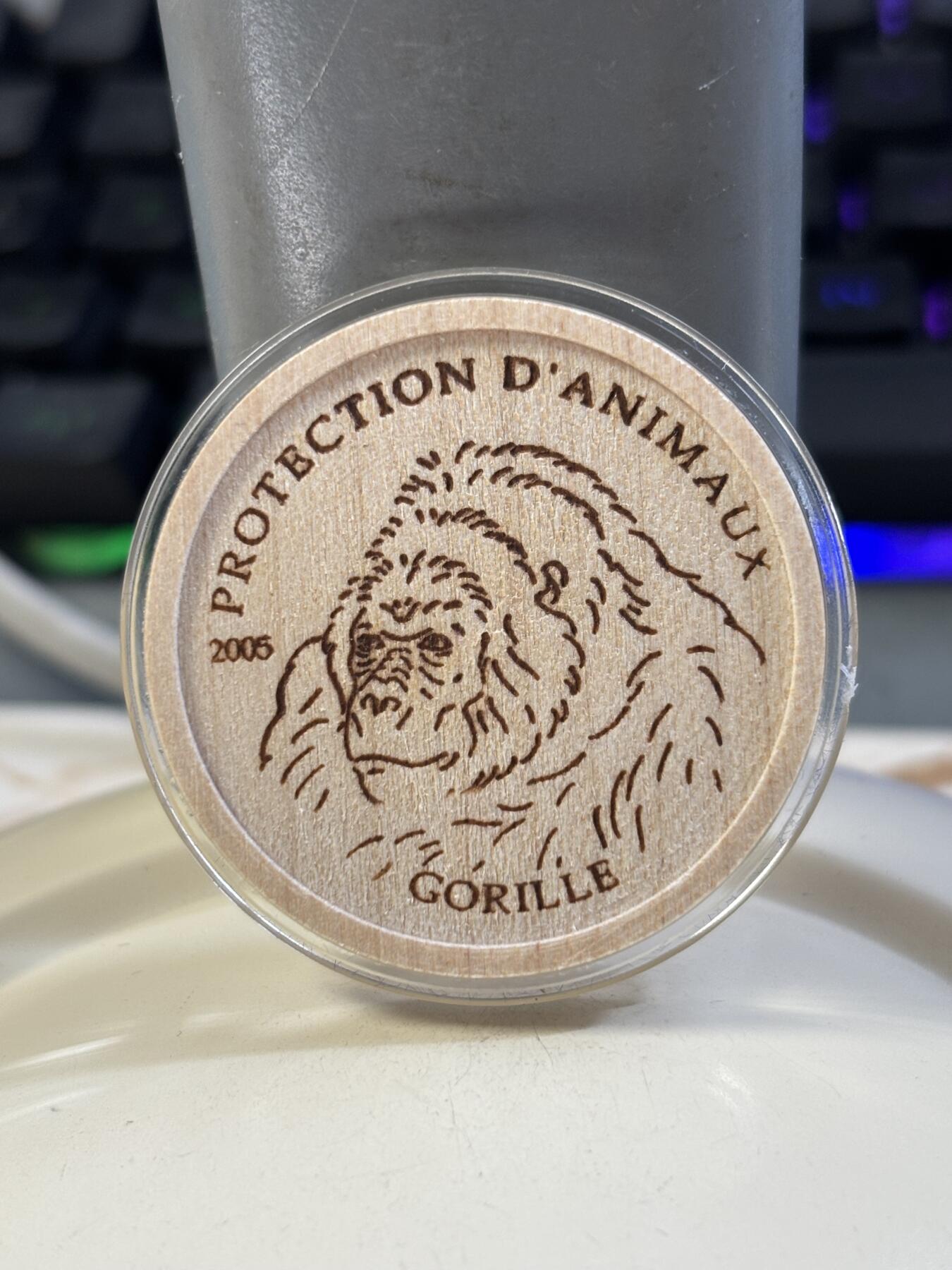 第183期拍卖 稀奇世界首枚木头材质刚果2005年大猩猩纪念币，发行2000枚