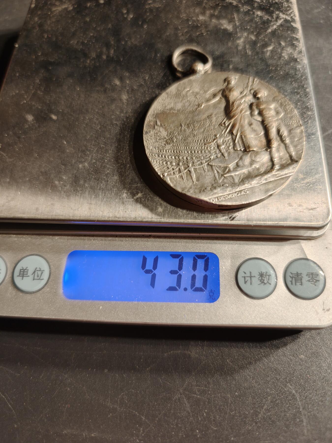 老王徽章第166期 法国体育协会镀银铜奖章     直径44mm.   重量43g