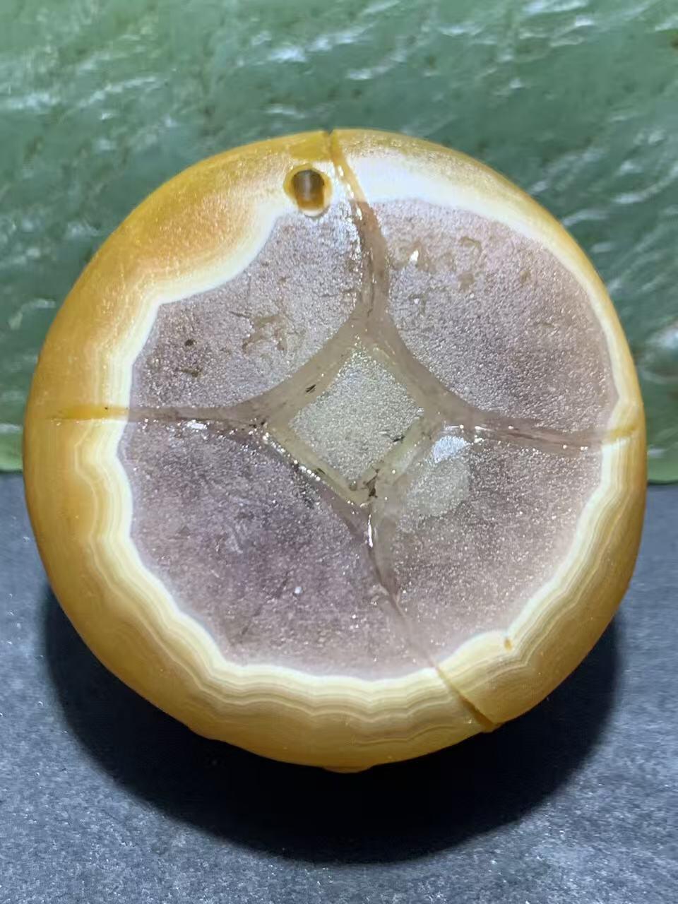 精美亚光冰飘战国红玛瑙手工俏色巧雕财神吊坠（把件）一个！！