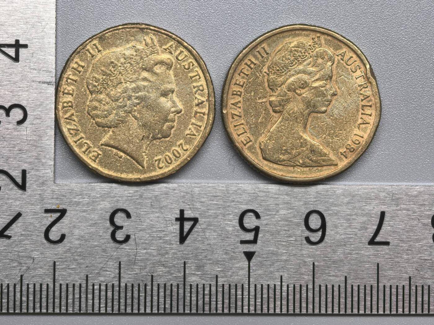 小驴勋章奖章收藏11月29日周六晚六点拍卖（珍爱和平，收藏战争，铭记历史，勿忘国耻，忠党爱国。有偿代拍，送拍规则在简介最后，参拍须阅读规则后再参拍，关系到运费包装发货时效真假辨别等关键信息，拍卖时不再发原图，看大图店主微信码在拍卖店铺介绍里） 澳大利亚1984、2002年1澳元硬币一对