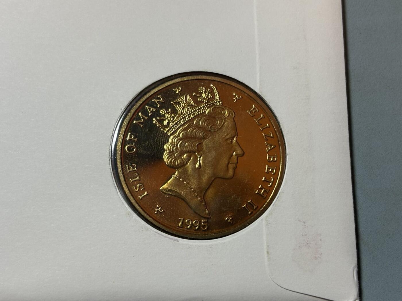 盛世勋华——号角文化勋章邮票专场拍卖第291期 英国马恩岛1995年二战欧洲战场胜利50周年首日收藏纪念币封，包括面值5克朗的丘吉尔克朗型纪念币，4枚二战之星和反映英国海陆空军奋勇作战的邮票，限量发行，编号为10999，少见品种，属于1995年VE Day50周年的主题邮票套装，包含军事装备、勋章等元素。