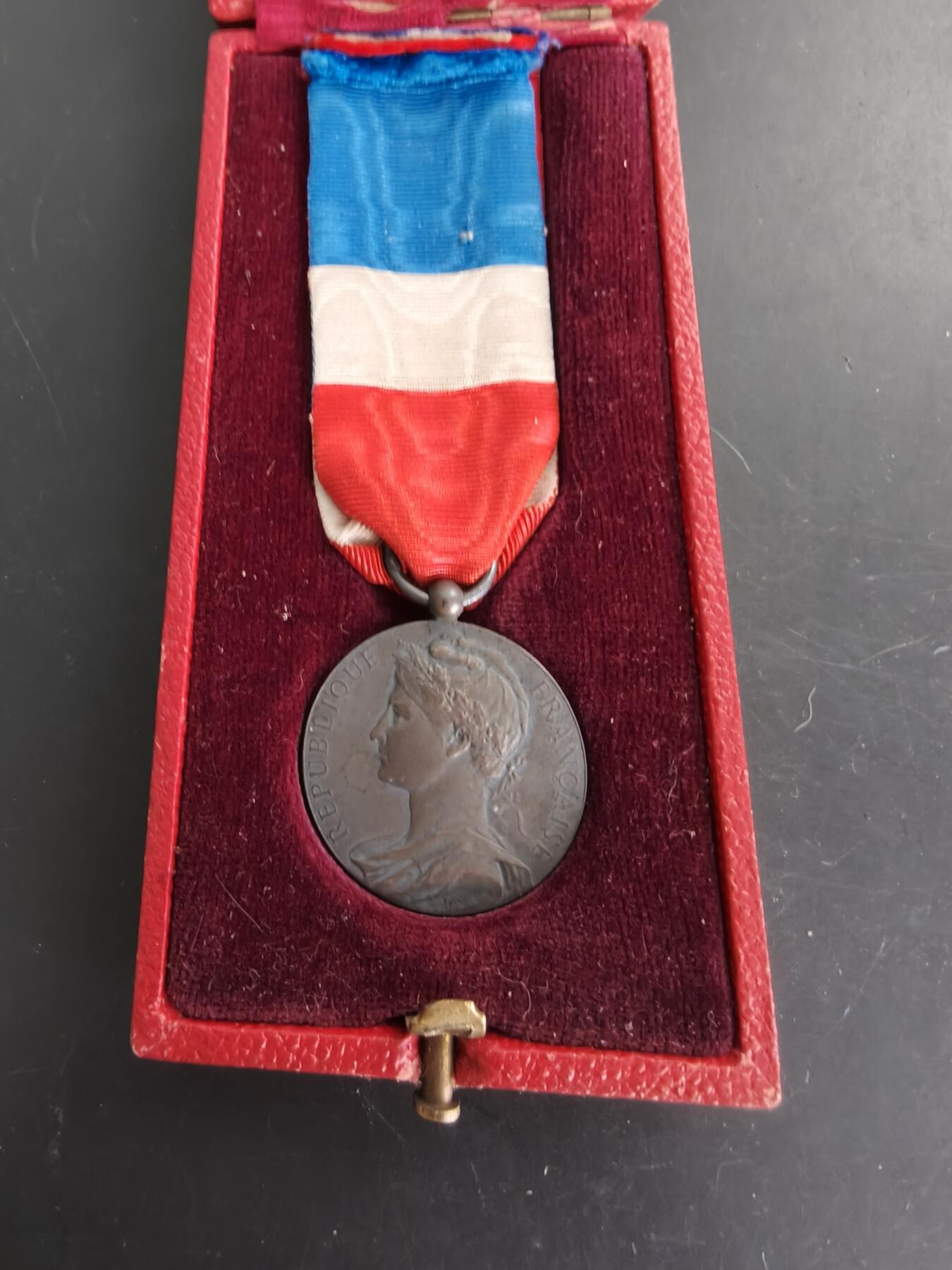 老王徽章第166期 法国银级劳工奖章     原盒    1914年一战时期版本    做工精湛    950银材质      12.9g