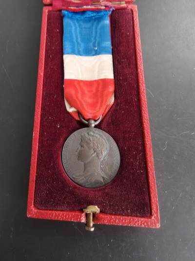 老王徽章第166期 - 法国银级劳工奖章     原盒    1914年一战时期版本    做工精湛    950银材质      12.9g
