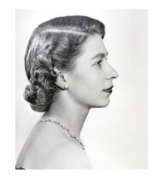 英国1965年伊丽莎白二世+丘吉尔高浮雕精制币章吊坠带银圈 40MM