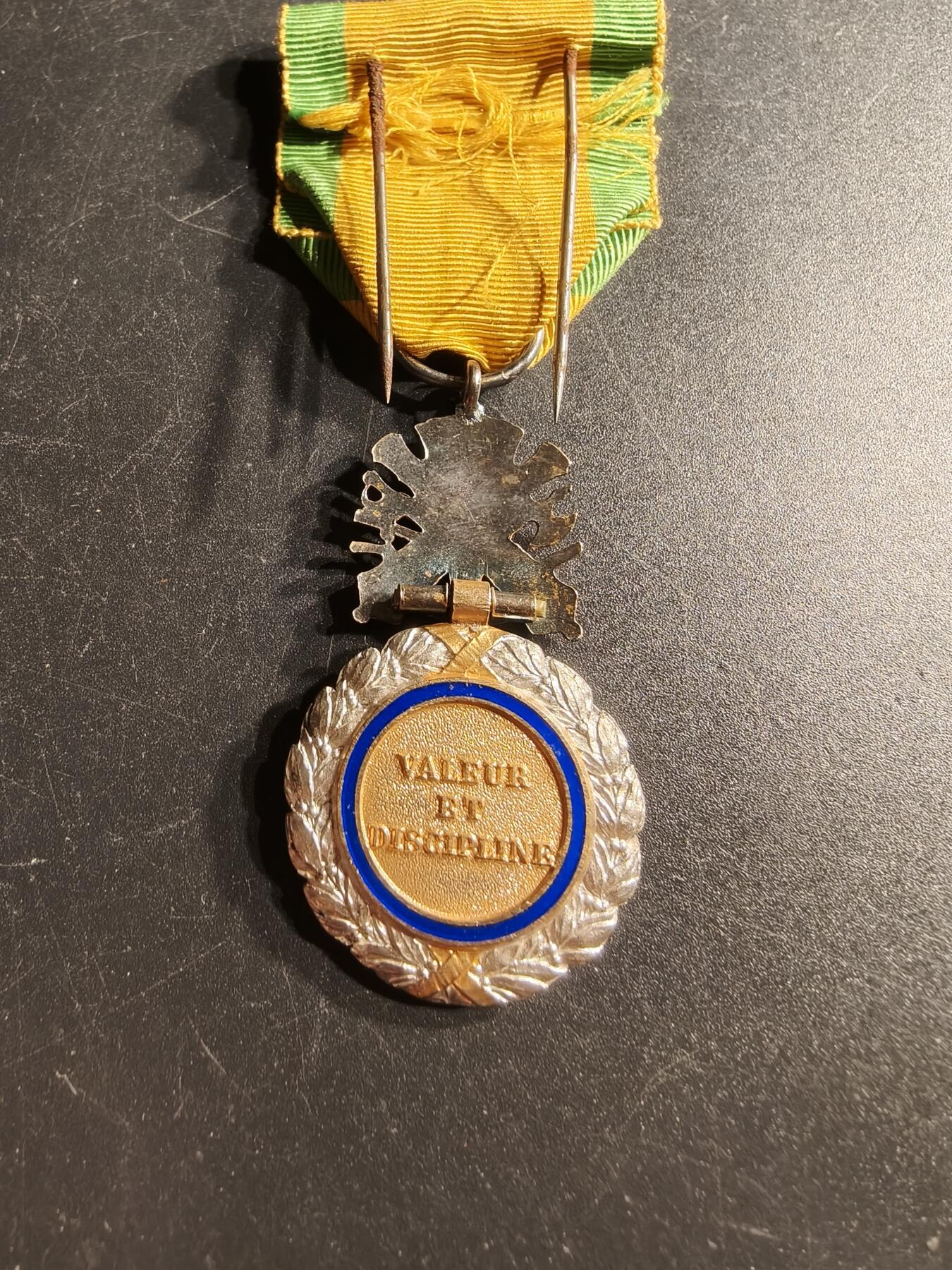 老王徽章第166期 法国军事奖章    原盒     三共时期    950银镀金珐琅