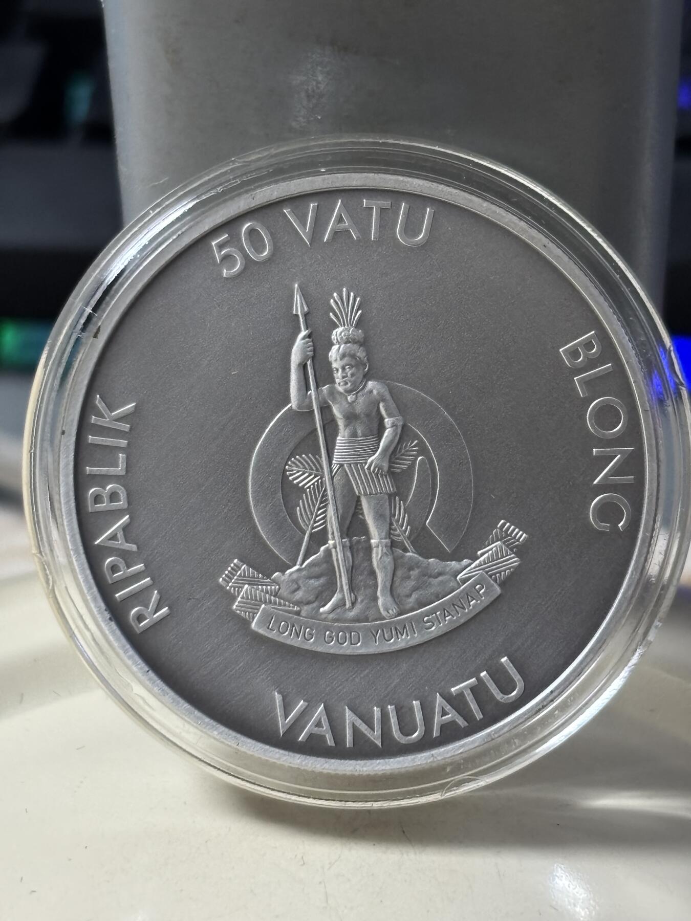 第183期拍卖 瓦努阿图2013年小浣熊镶天然黑钻石1盎司纪念银币，999银，发行1500枚