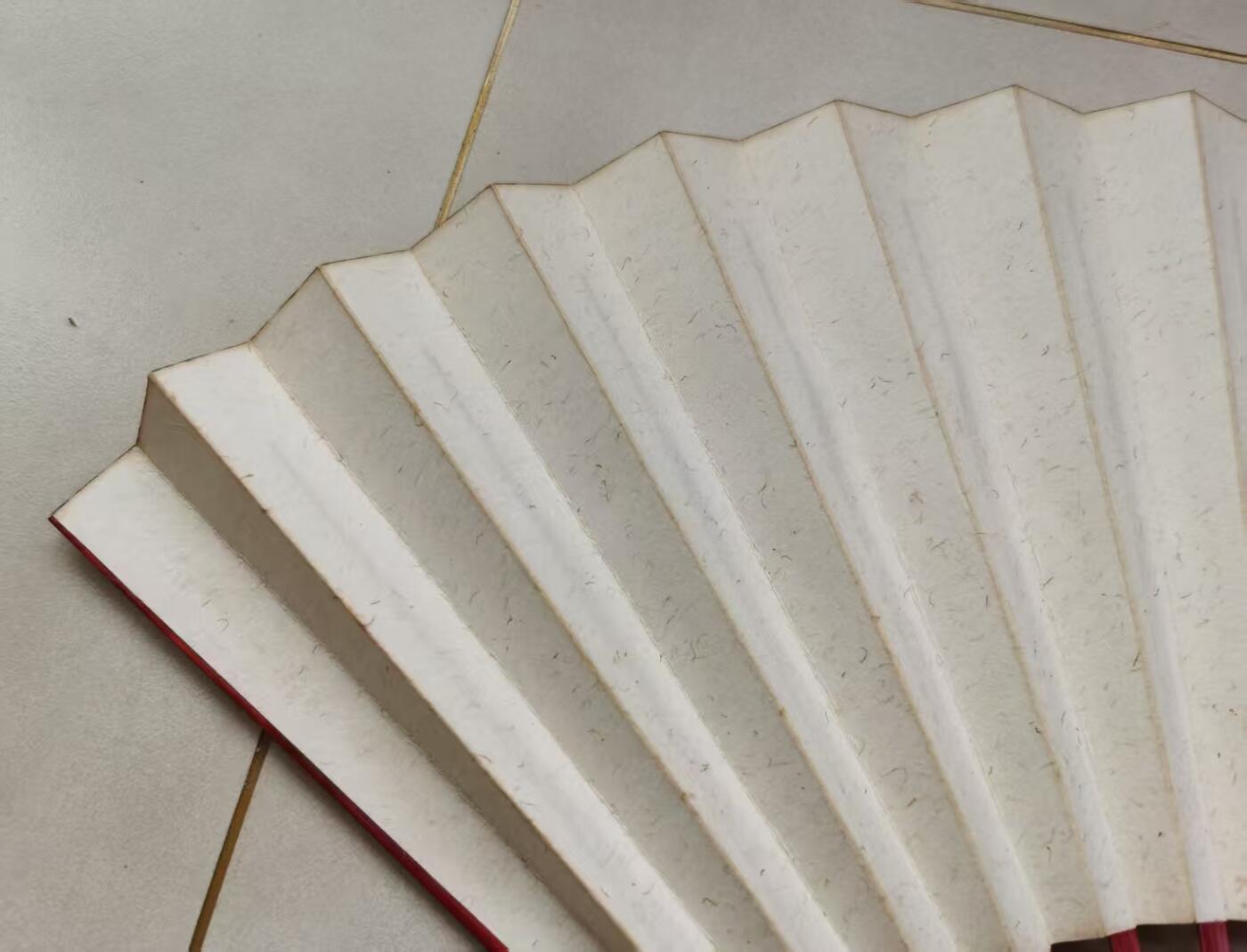 七河·世界钱币杂件水晶矿标小拍（总第29期） 藏家出品X643 邻国老折扇一件 素面 镂空 红色 本件拍品由合作藏家负责邮寄