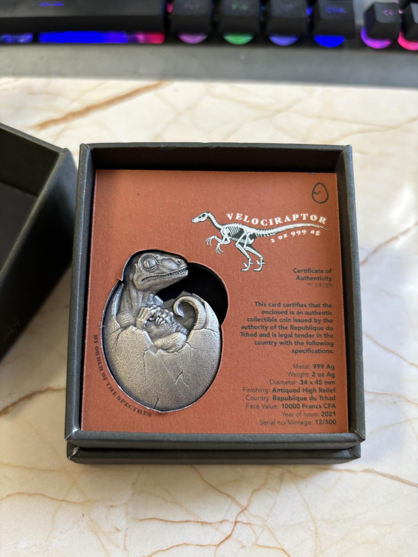 第183期拍卖 乍得2021年迅猛龙诞生2盎司高浮雕仿古异形银币，2盎司，999银，发行500枚