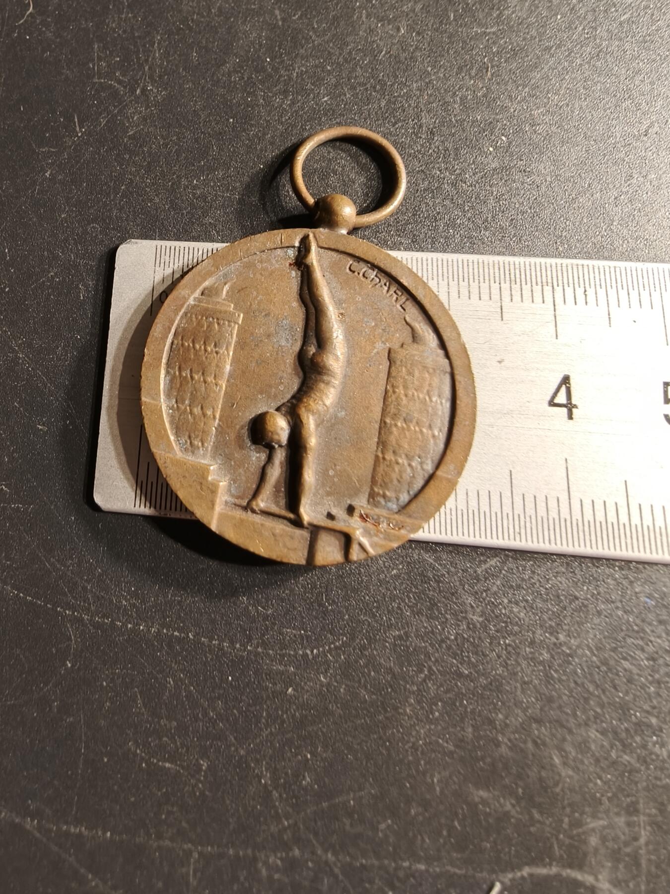 老王徽章第166期 法国体操协会铜奖章     直径31mm.   重量15.1g