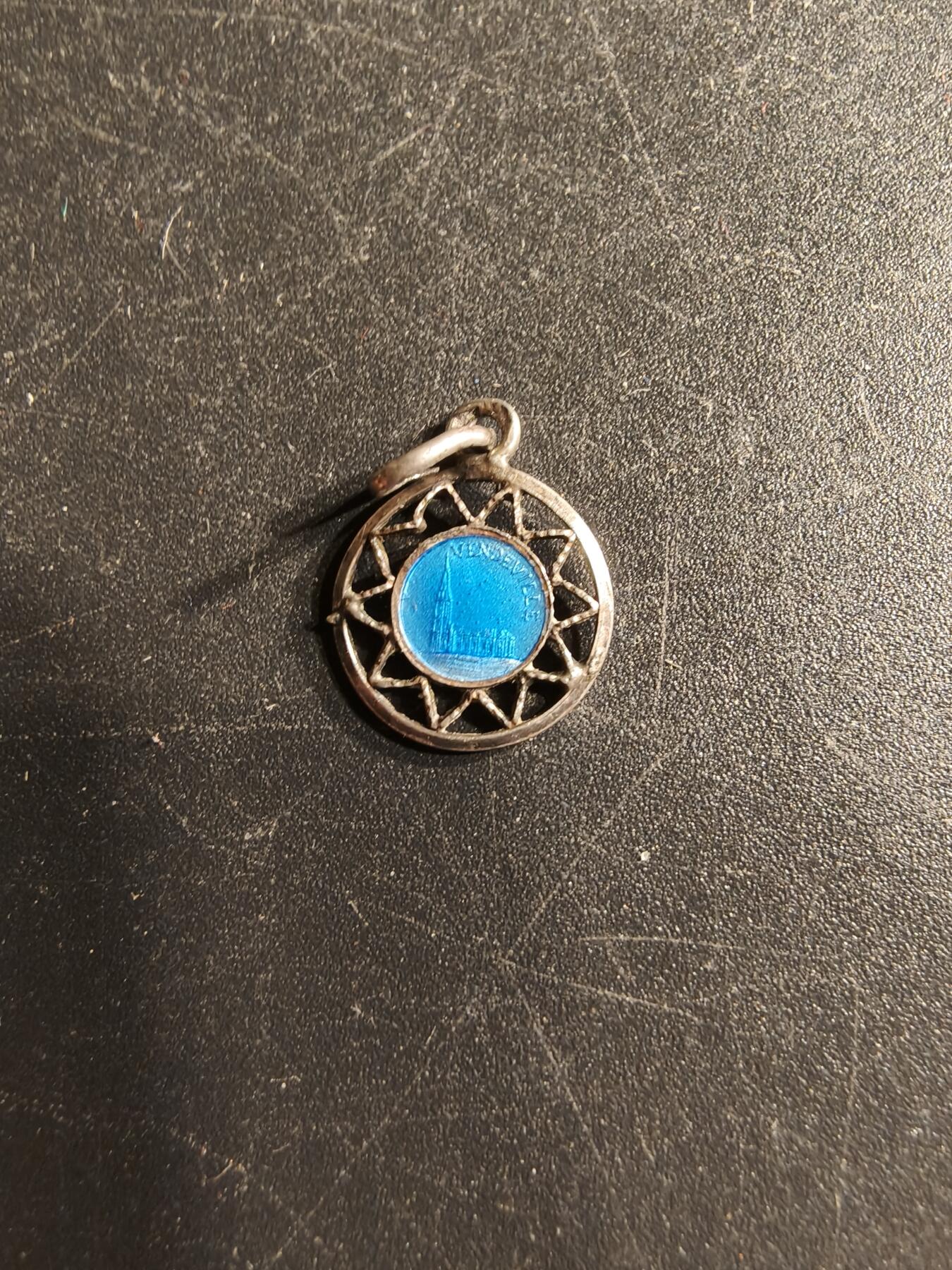 老王徽章第166期 法国天主教会纪念章    银质珐琅     0.4g