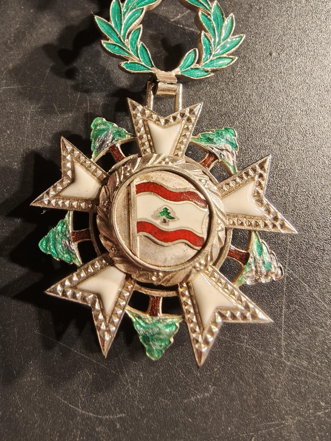 老王徽章第166期 黎巴嫩骑士级雪松勋章     原盒带证书（左下角有点小折损）和一点获得者的剪报    颁发于1965年     获得者为法国人皮埃尔•德莱唐先生      最后一张为简要履历翻译 