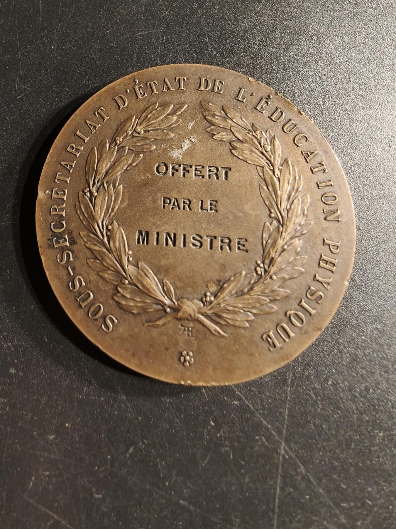 老王徽章第166期 法国体育教育协会大铜章    直径50mm.   重量63.2g