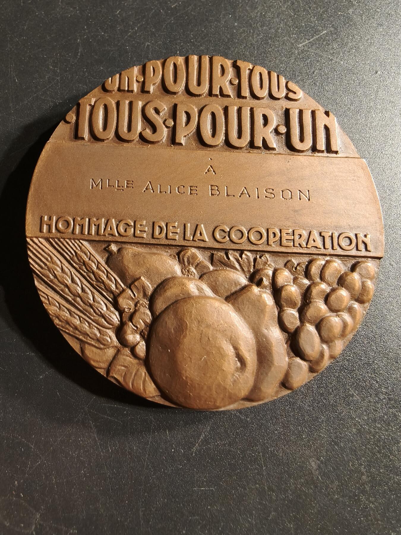 老王徽章第166期 法国互助会大铜章    高浮雕     “人人为我，我为人人”      直径68mm.    重量198.6g