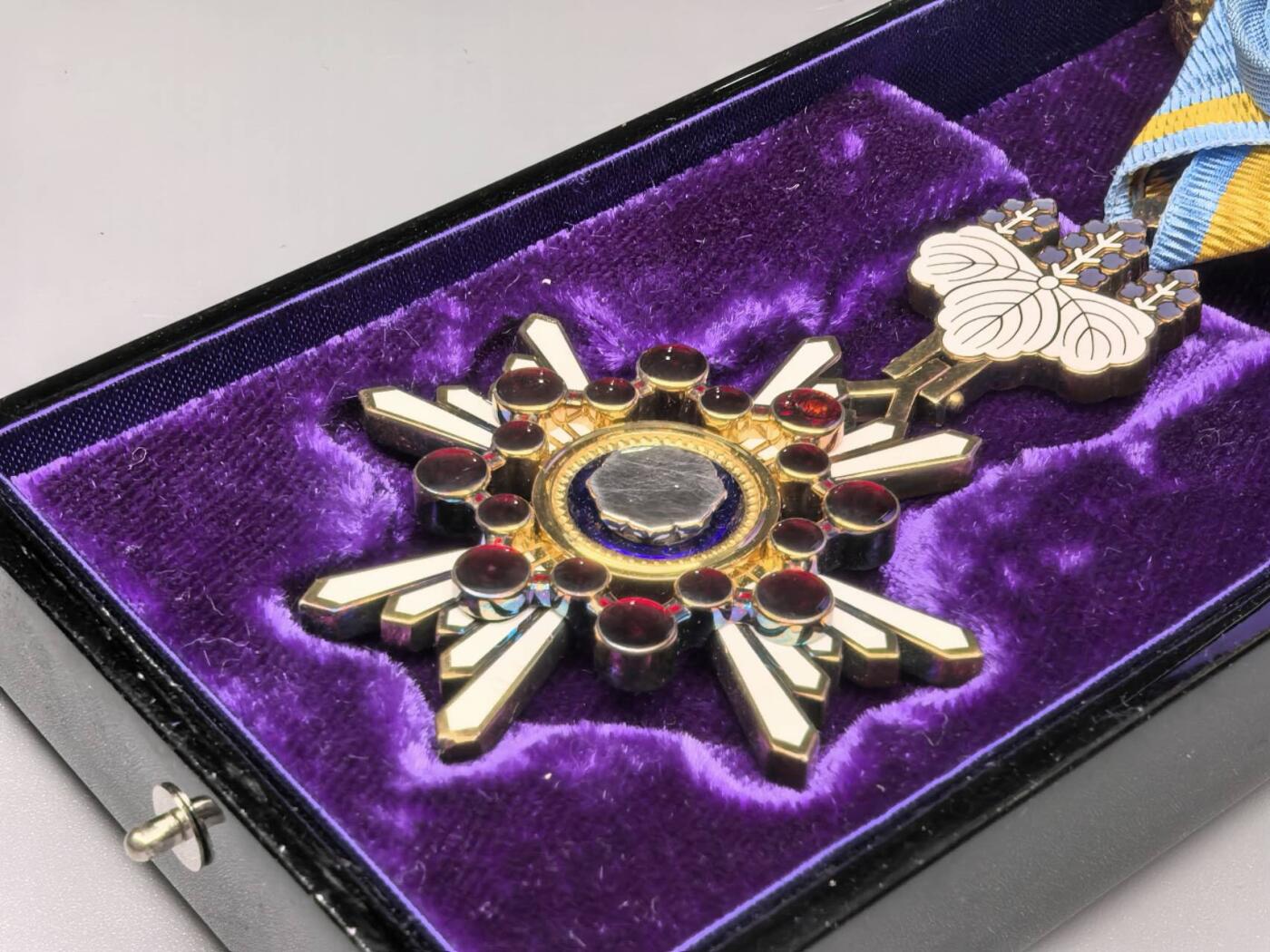 小驴勋章奖章收藏11月29日周六晚六点拍卖（珍爱和平，收藏战争，铭记历史，勿忘国耻，忠党爱国。有偿代拍，送拍规则在简介最后，参拍须阅读规则后再参拍，关系到运费包装发货时效真假辨别等关键信息，拍卖时不再发原图，看大图店主微信码在拍卖店铺介绍里） 瑞宝小绶章带盒，银质七宝烧，吊金具蝴蝶扣扣不上，红色七宝烧有烧制内伤（烧制时内部产生了气泡）