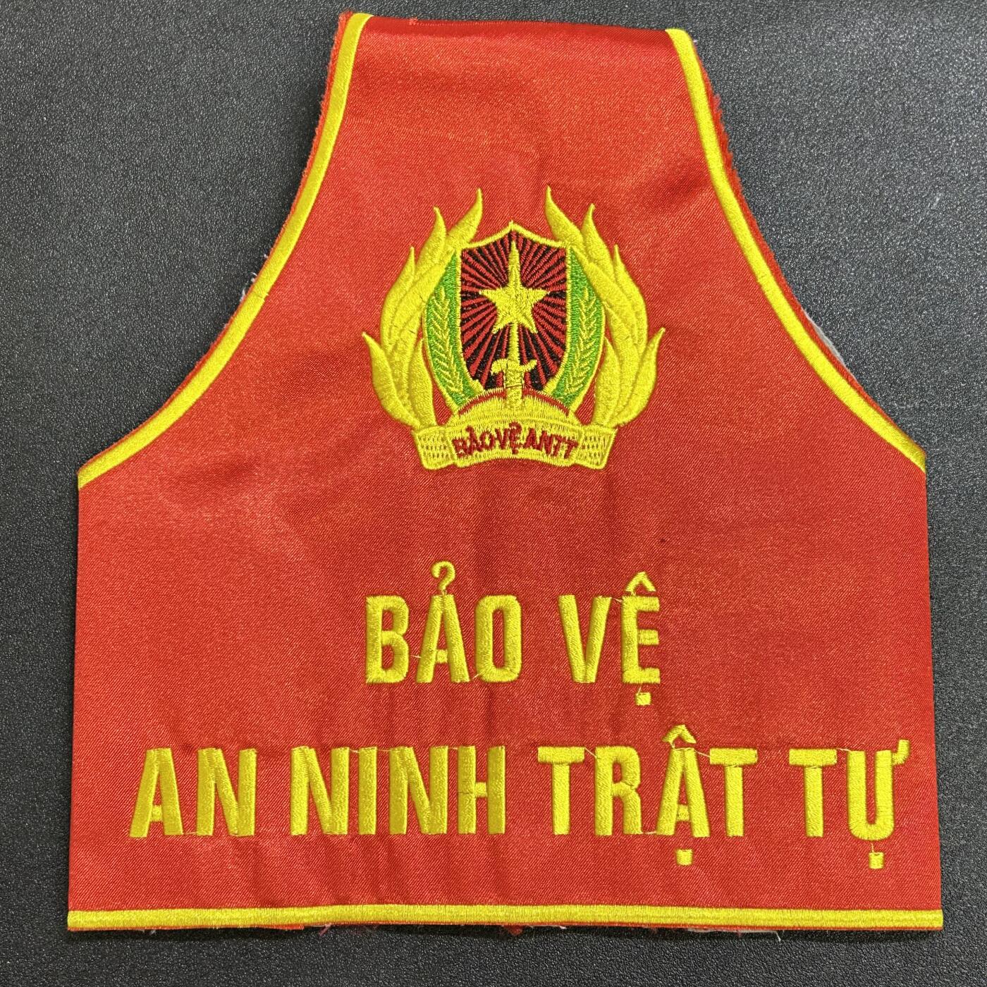 西秦中古拍卖第六十七期 越南基层安全维护部队臂章 是不脱产的群众武装力量，由政府和人民委员会管理控制，接受各级军事机关指导和直接指挥。