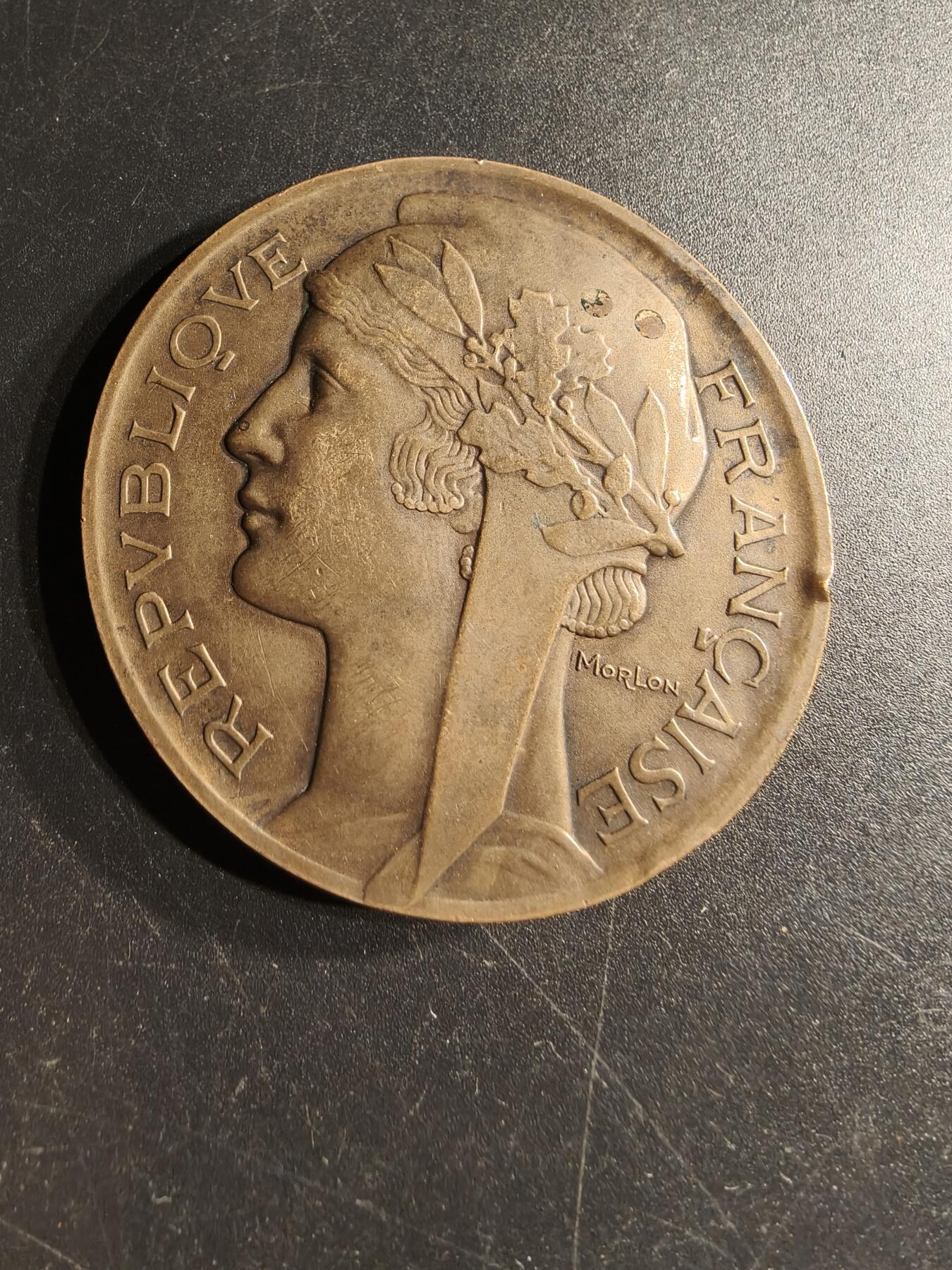 老王徽章第166期 法国体育教育协会大铜章    直径50mm.   重量63.2g