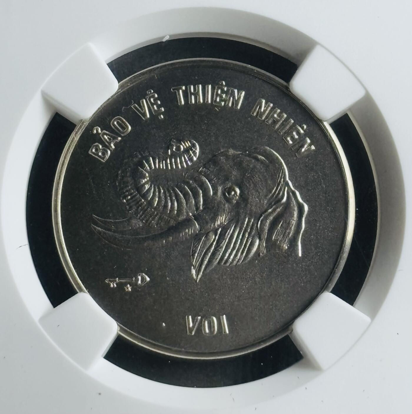 文馨钱币收藏第 283 场，【大雪鉴珍，寒英缀金】金银纪念币精品场，诚邀您的参与【长期接代拍品】 稀少 1986 年越南大象 10 盾纪念币，NGC 评级 MS68 分