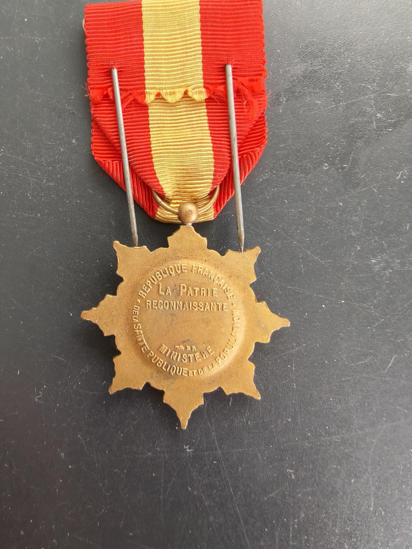 老王徽章第166期 法国铜级母亲奖章