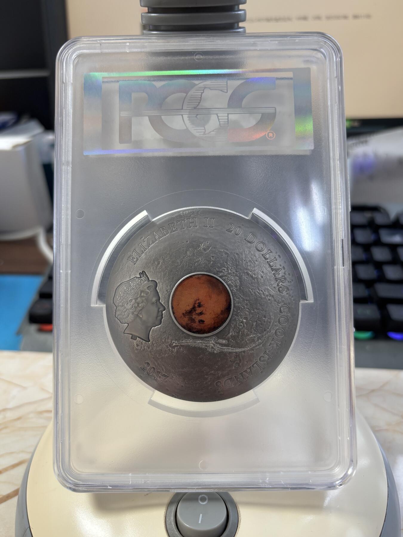 第183期拍卖 库克2017年镶嵌红色玻璃火星陨石3盎司纪念银币PCGS-MS70首无盒无证书，999银，发行333枚