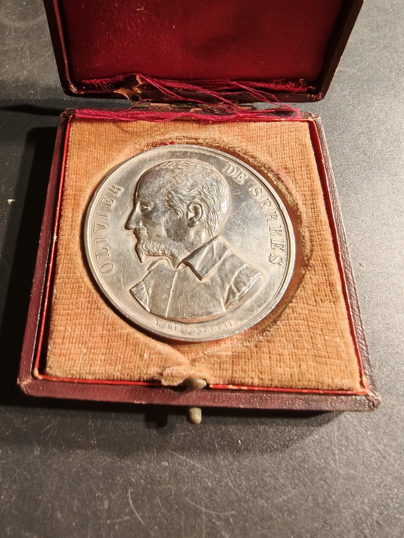 老王徽章第166期 法国1883年塞尚农业博览会大银章    原盒950银    直径52mm.    重量61g