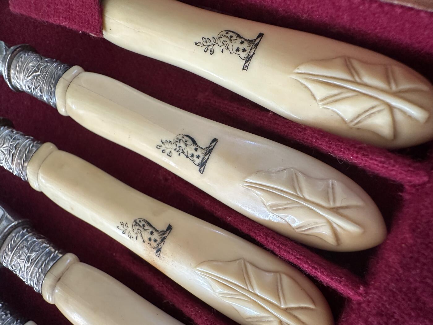 【俄甄集藏】2025年(045)12-03 星期三 晚 19:30 全场包邮 英国伦敦1870-1893年威廉·胡顿&父子制银公司出品古董刻花白色珍贵材料柄镀银餐刀、餐叉24支一套，原木盒，刀长：215mm，叉长：180mm，总重量：851克，设计精美，保存完好